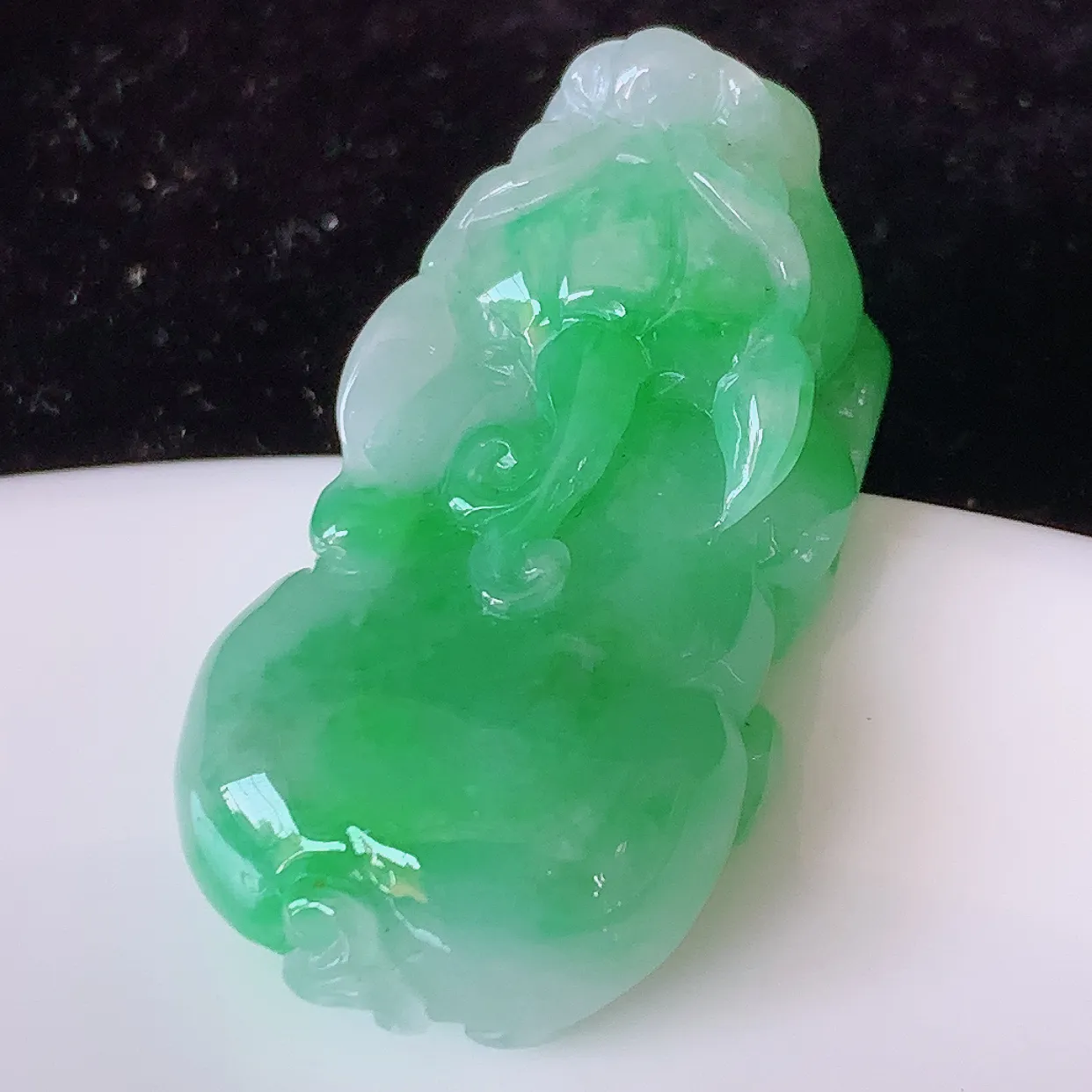 自然光实拍，冰润飘绿翡翠招财貔貅吊坠，民间有“一摸貔貅运程旺盛，再摸貔貅财运滚滚，三摸貔貅平步青云 ”  的美好祝愿。#1.31