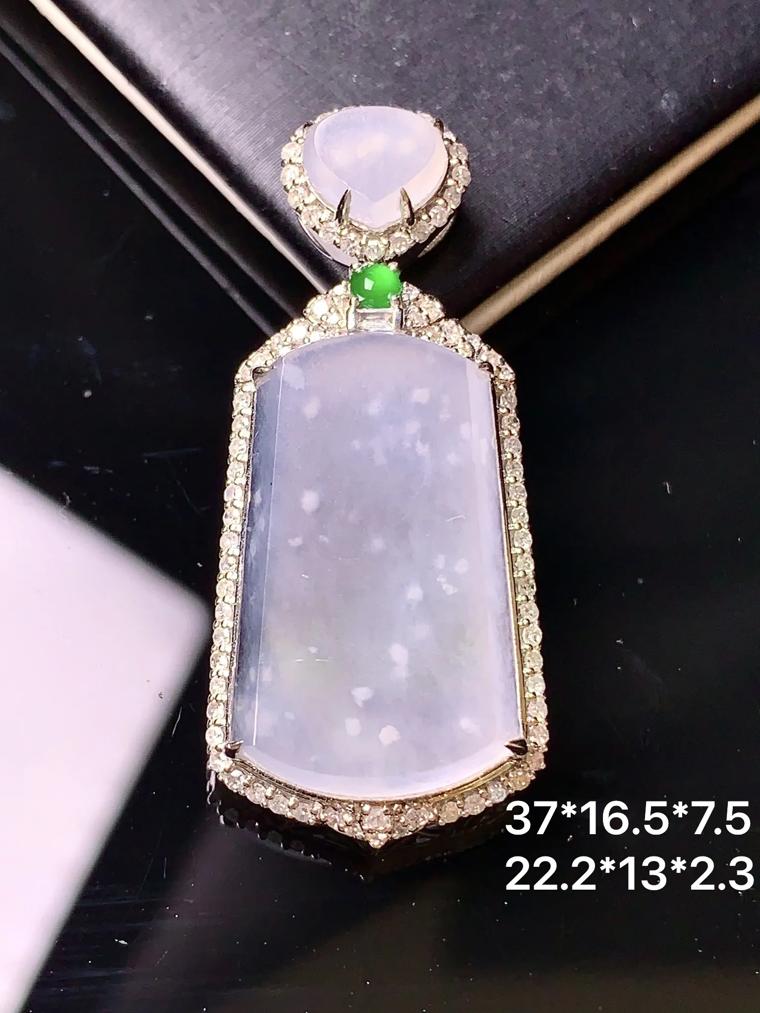 18k金钻镶嵌冰种无事牌吊坠 玉质细腻 色泽艳丽 整体尺寸37*16.5*7.5