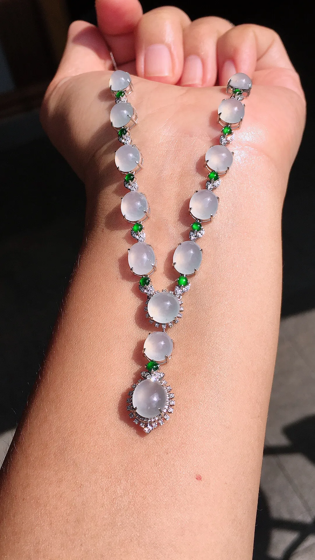 冰种蛋面晚装项链，玉质细腻，荧光感超
强，饱满圆润，尽显优雅气质，18k
金豪华镶嵌