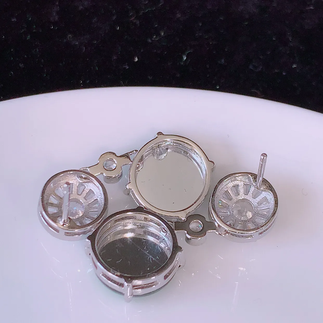 冰透满绿翡翠925银镶嵌耳坠，自然光实拍，翠色灵动，颜色漂亮，种老水足，品相佳，佩戴佳品！#97.31整体27*11.5*5.2裸石11.5*11.5 mm