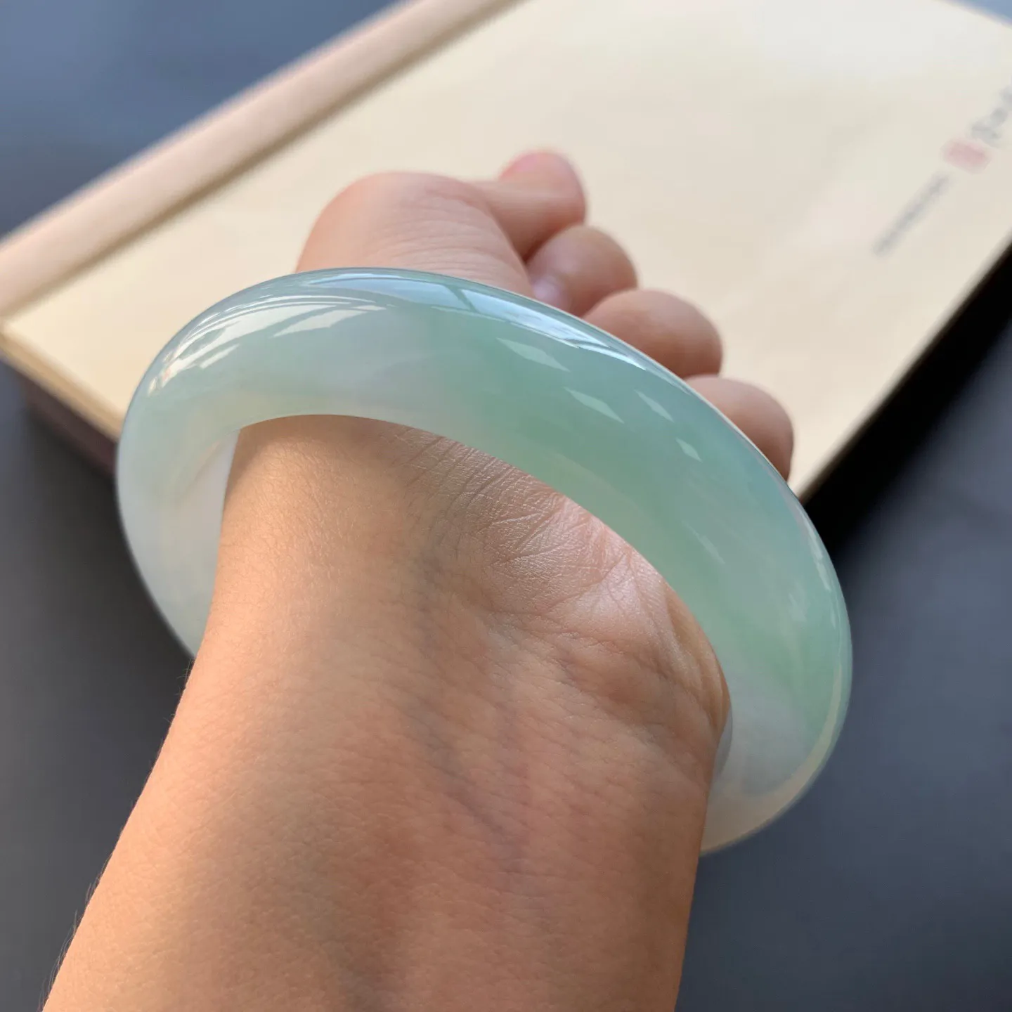 58.6圈口冰晴底正圈手镯 尺寸：58.6-13.6-9.3，无纹裂，水润起胶，版型厚装