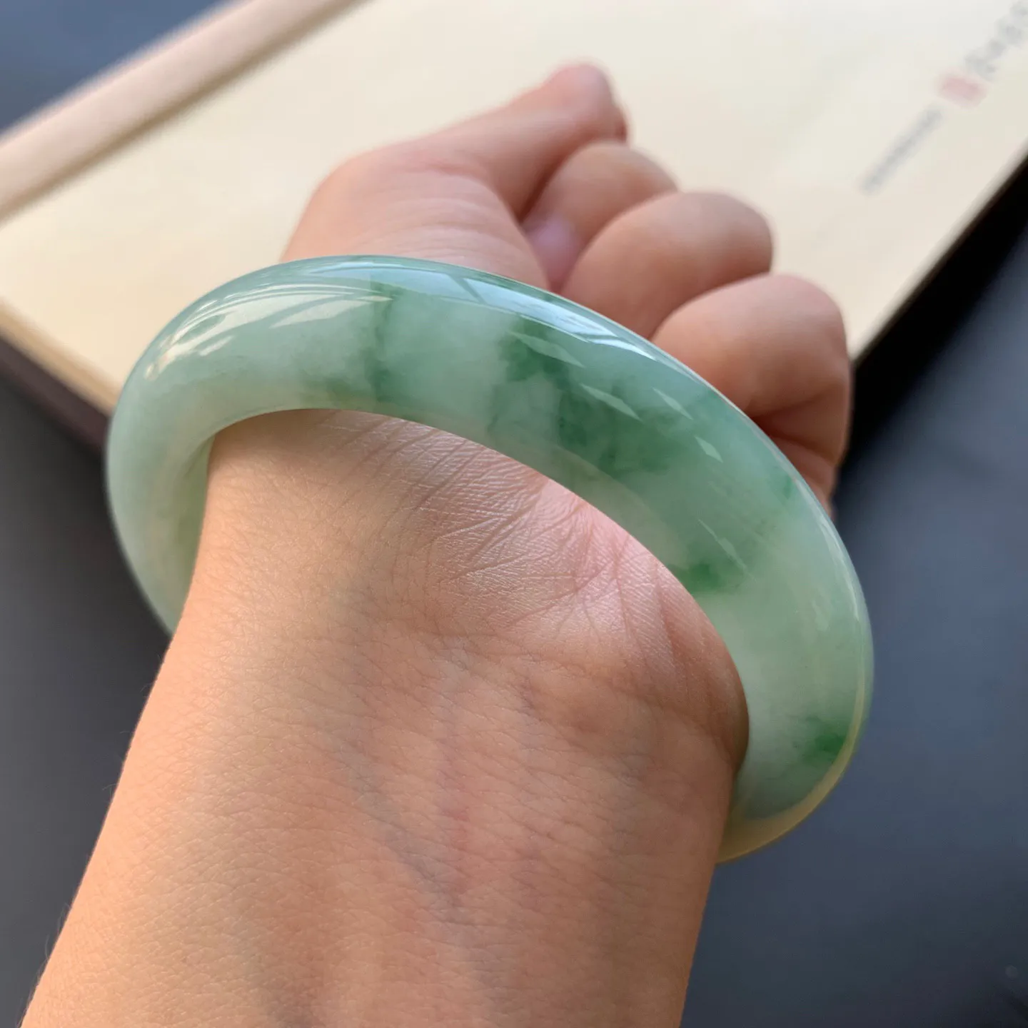 55.5圈口飘花正圈手镯 尺寸：55.5-12.5-8.6，无纹裂，细腻光滑，花色浓郁