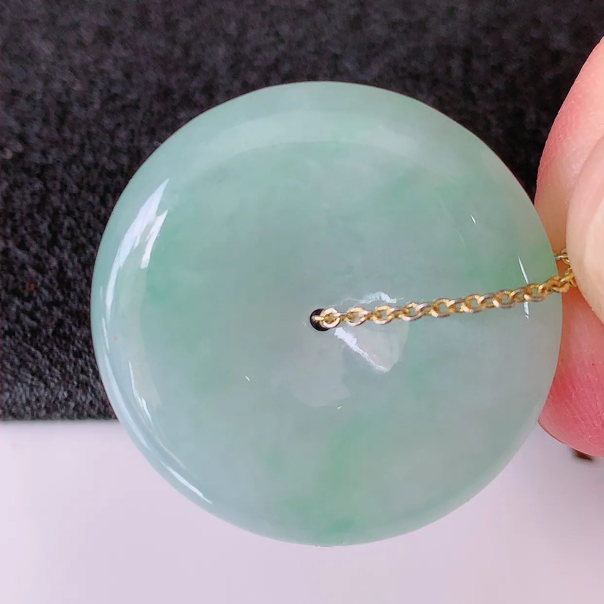 自然光实拍，冰胶飘绿翡翠平安扣吊坠，翠色灵动，种老水足，寓意好， 品相佳， 佩戴佳品！#00.31