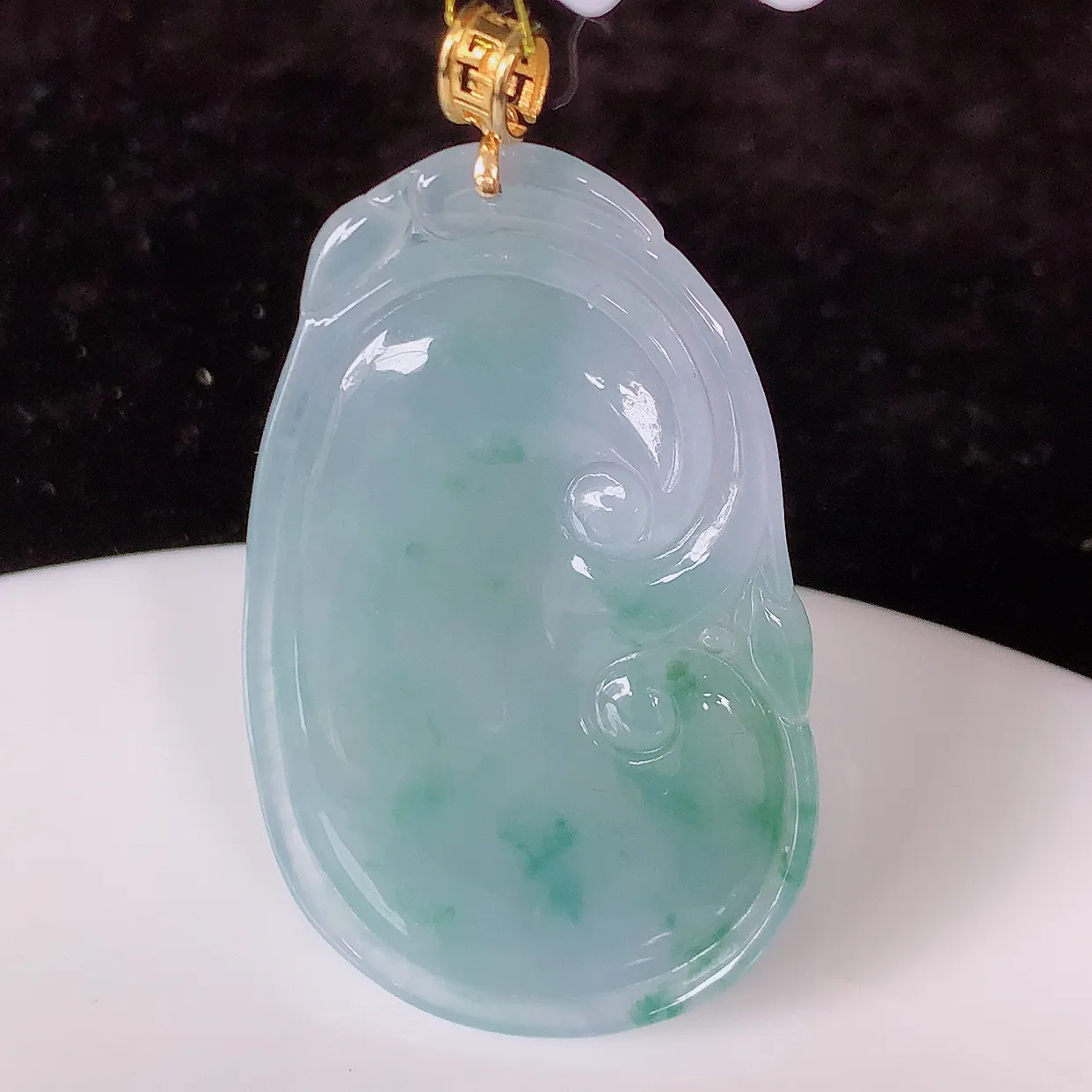 18k金镶嵌冰紫罗兰飘花翡翠如意吊坠，款式新颖，佩戴效果时尚出众，尽显气质，水润精细，美感十足。#35.5整体44.5-裸石39.5*24.5-5.6