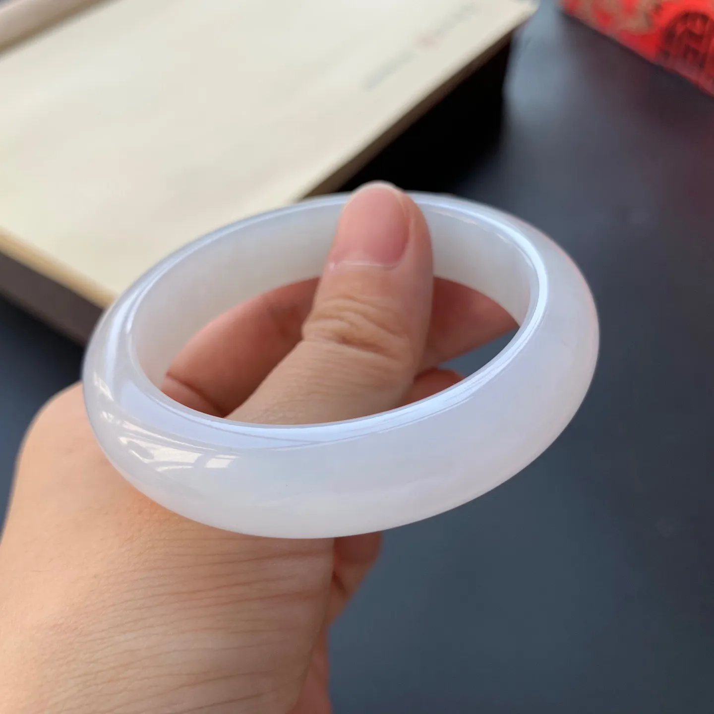 55.5圈口飘花正圈手镯 尺寸：55.5-12.5-8.6，无纹裂，细腻光滑，花色浓郁