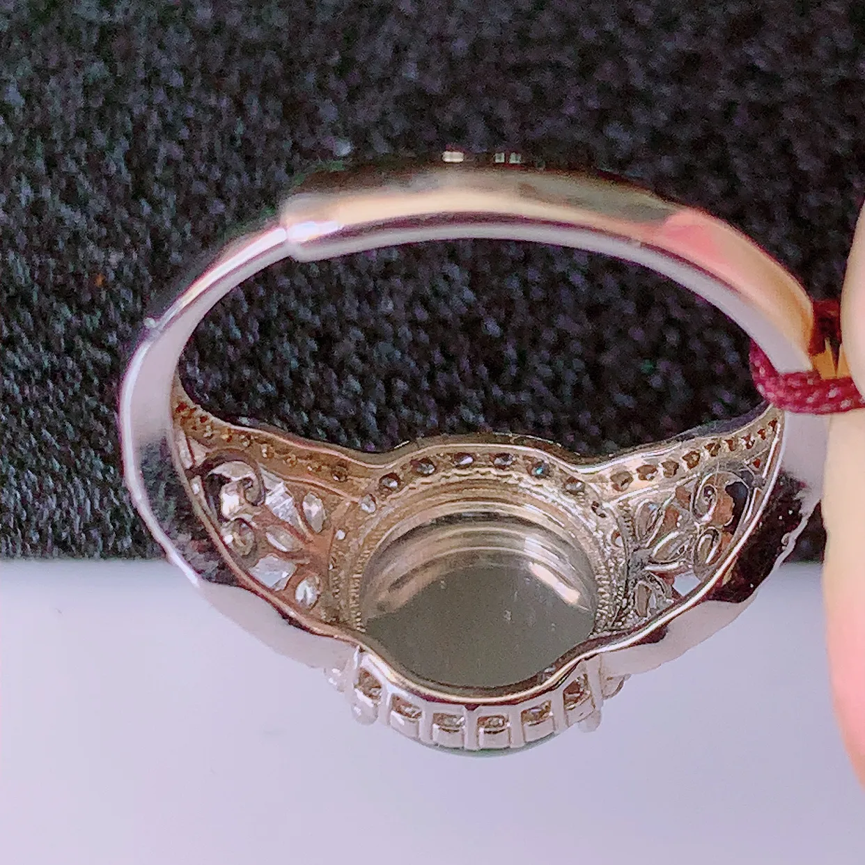 冰透满绿翡翠925银镶嵌戒指，自然光实拍，翠色灵动，颜色漂亮，种老水足，品相佳，佩戴佳品！#97.31（圈口可调大小）整体26*18.5*7 裸石10*9.5mm