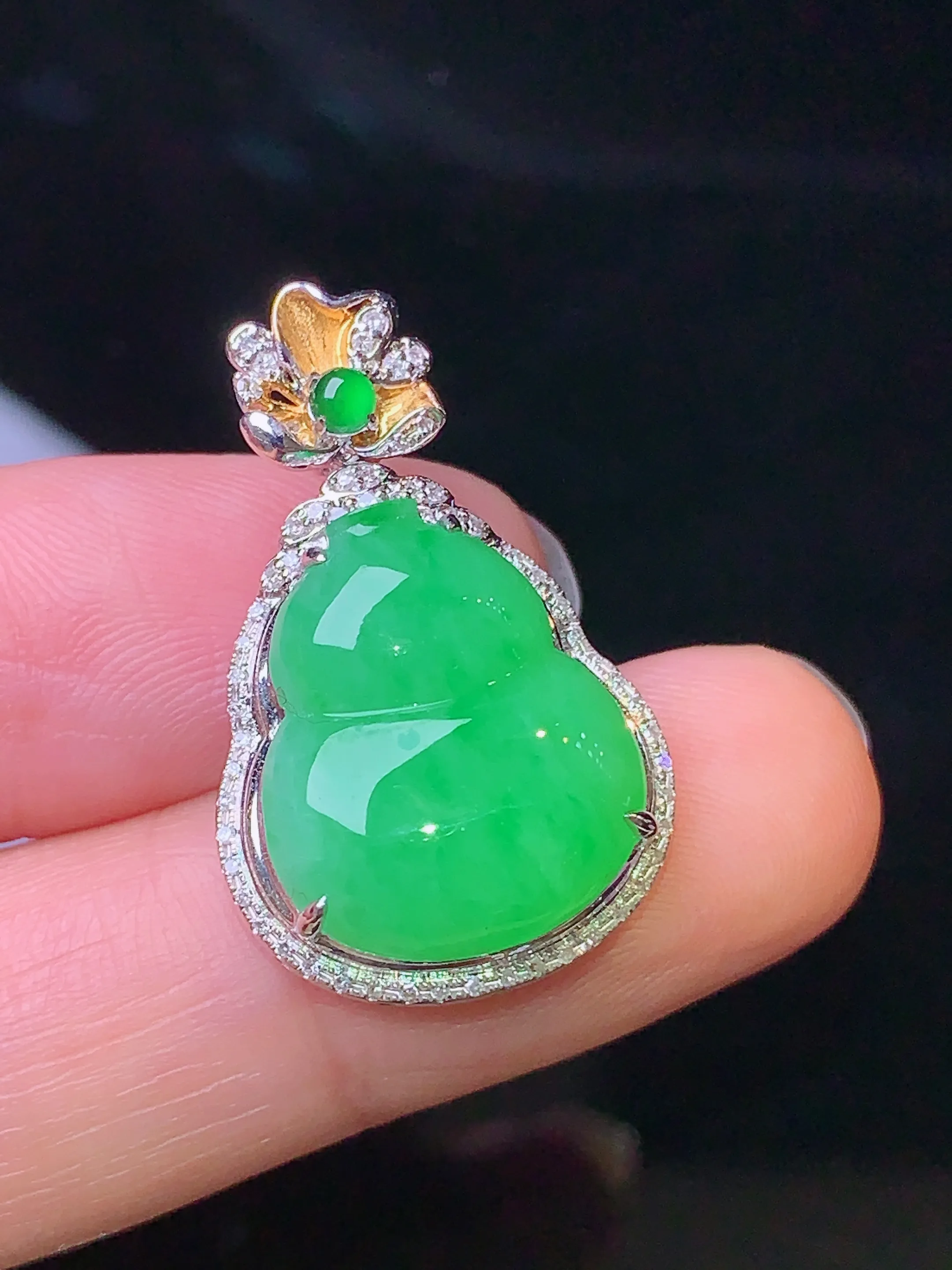 18k金钻镶嵌翠绿葫芦吊坠 玉质细腻 色泽艳丽 整体尺寸27.2*17*8