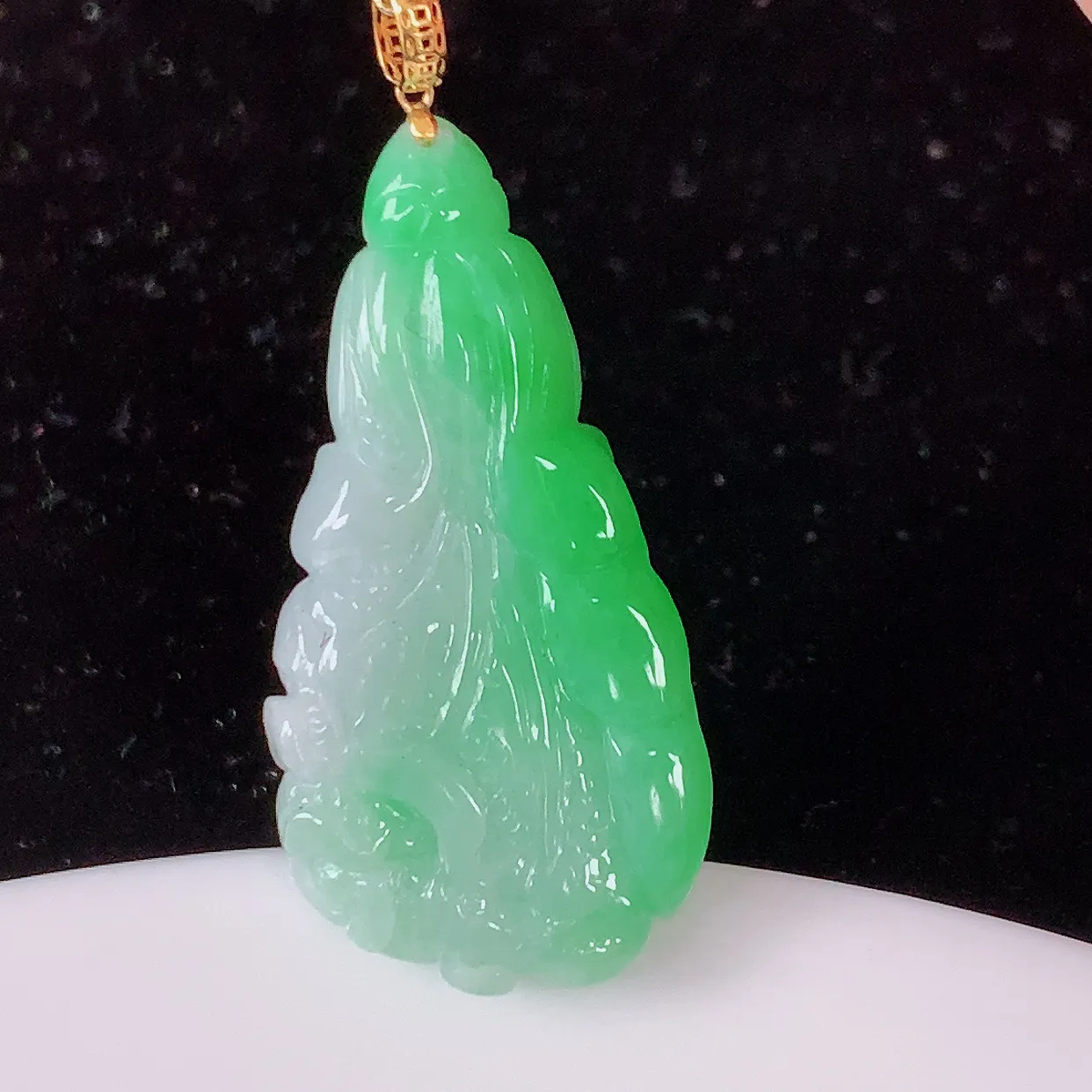 18K金镶嵌飘绿翡翠招百财白菜吊坠，百财聚来，财源滚滚，色泽鲜艳，精工水润的白菜，性价比高！#1.5