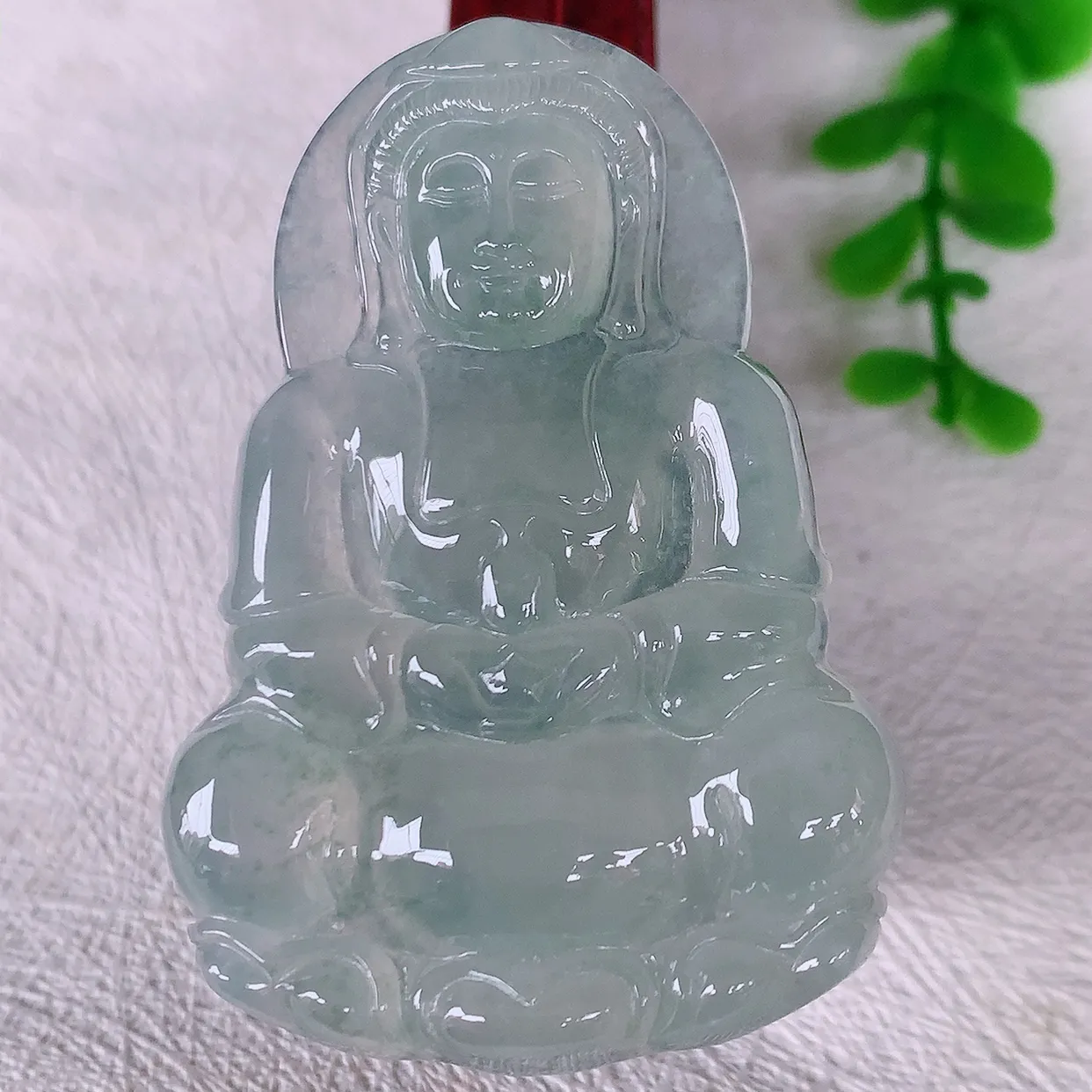 自然光实拍，冰种翡翠正装观音菩萨吊坠，净瓶观音，冰透亮泽，美观亮丽，观音面相端庄#60.5