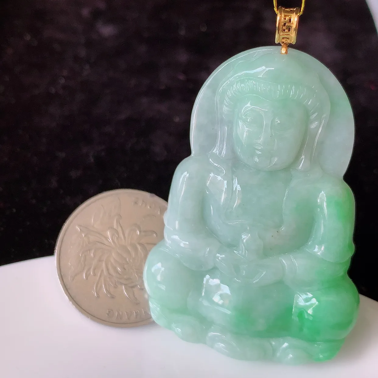 18k金镶嵌飘绿翡翠观音菩萨吊坠，沁人心脾，精致典雅的设计，为佩戴者，增添色彩， 送礼自留都是佳品选择！#35.31