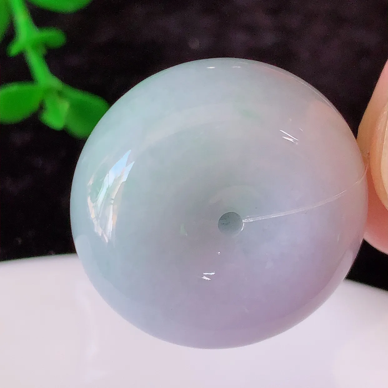 自然光实拍，冰润春带彩翡翠平安扣吊坠，形体饱满圆润，平安扣肥嘟嘟的， 平平安安，种水很好， 配戴精美！#49.31