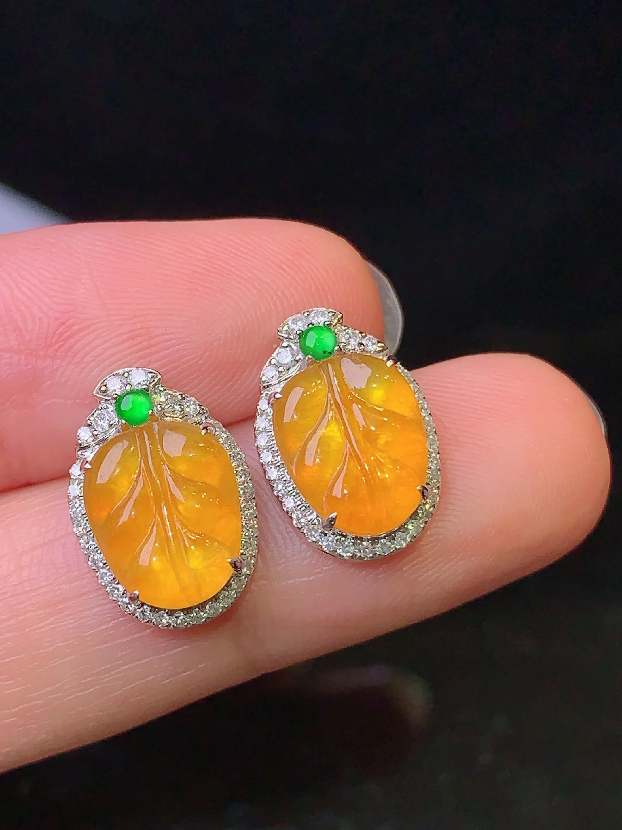 18k金钻镶嵌黄翡树叶耳钉 玉质细腻 色泽艳丽 整体尺寸14.3*9.8*5