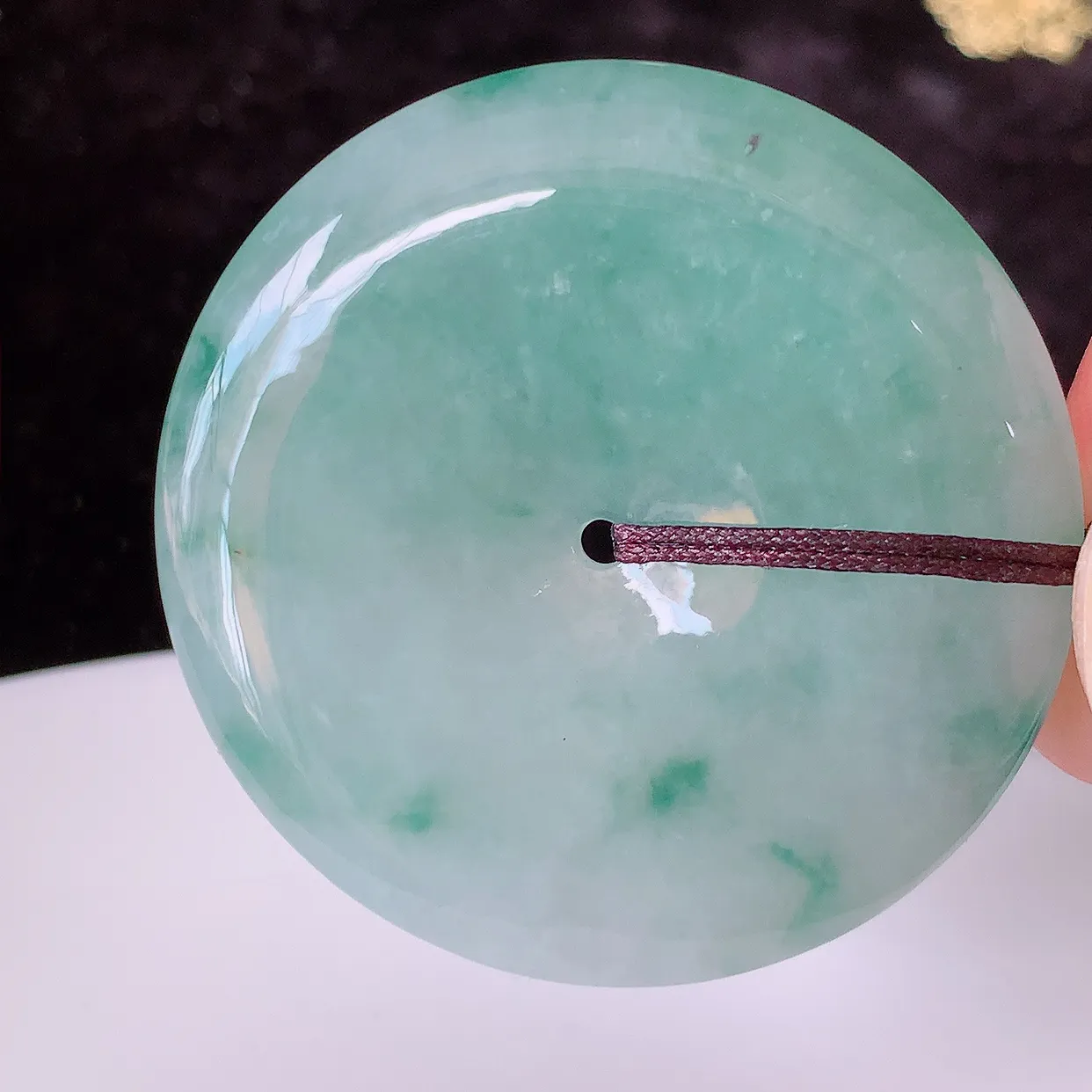 自然光实拍，大件冰飘花翡翠平安扣吊坠，种老水足，雕工精湛 ，寓意美好， 佩戴时尚出众！#05.31