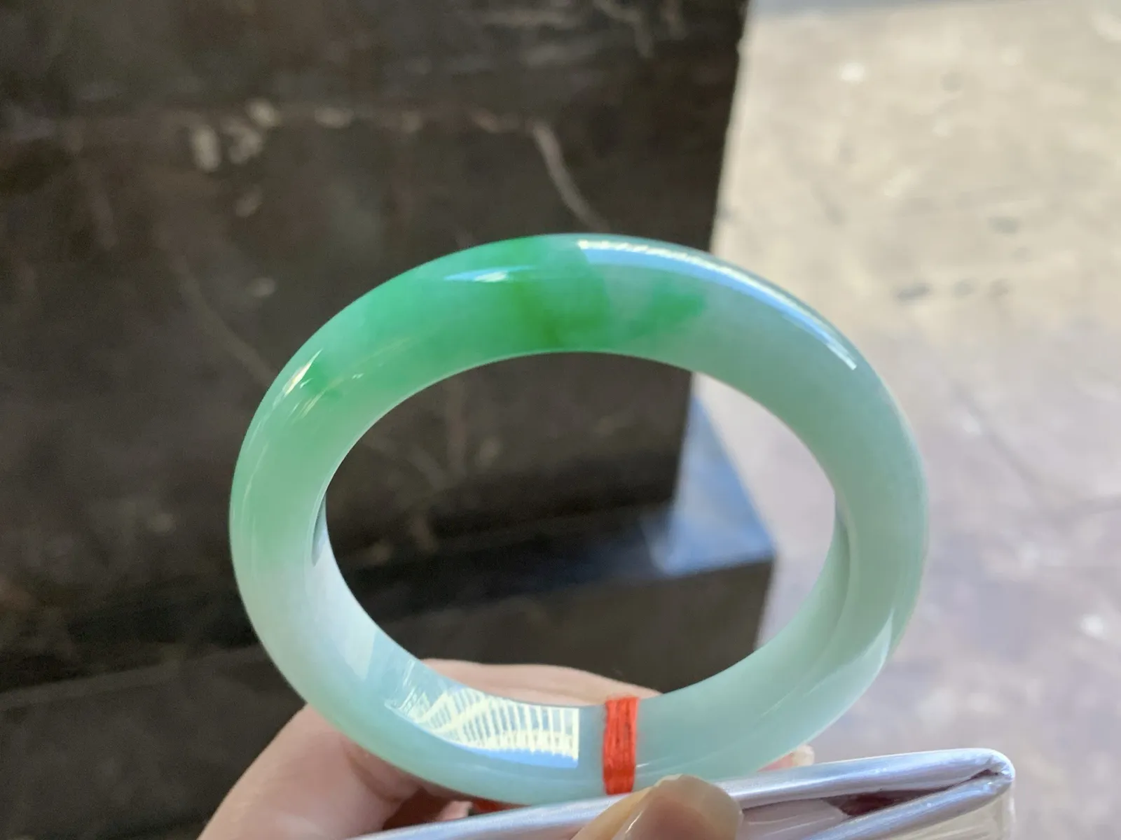 56-12.2-9

带色手镯^_^颜色鲜艳 玉质温润