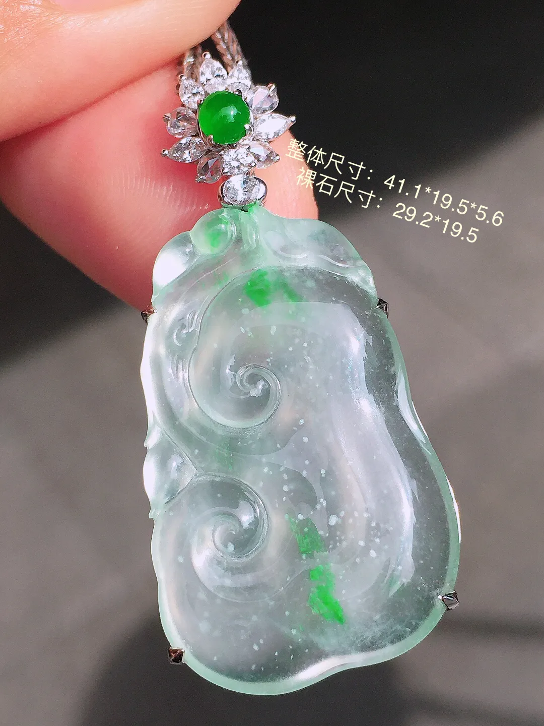 冰飘花如意吊坠，色泽艳丽，玉质细腻，荧光感超
强，饱满圆润，尽显优雅气质，18k
金豪华镶嵌