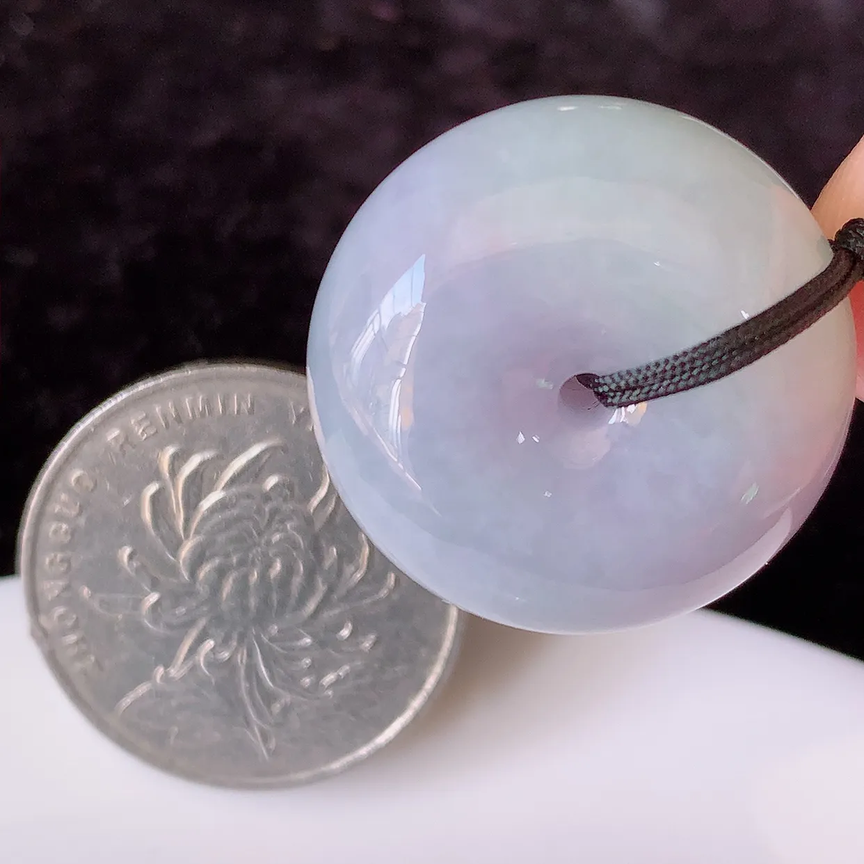 自然光实拍，冰润紫罗兰翡翠平安扣吊坠，形体饱满圆润，平安扣肥嘟嘟的， 平平安安，种水很好，莹润通透， 配戴精美！#41.3