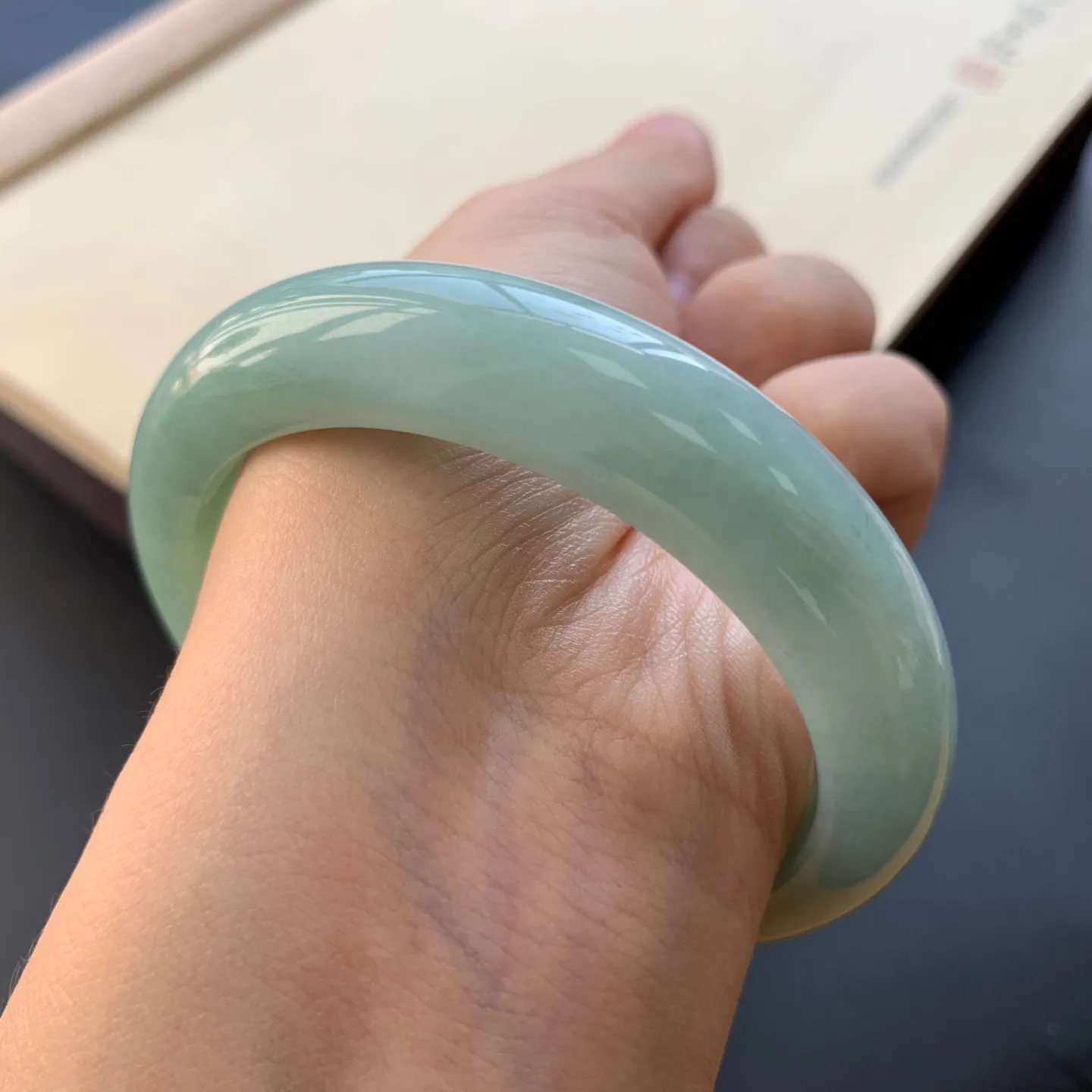 55.5圈口飘花正圈手镯 尺寸：55.5-12.5-8.6，无纹裂，细腻光滑，花色浓郁