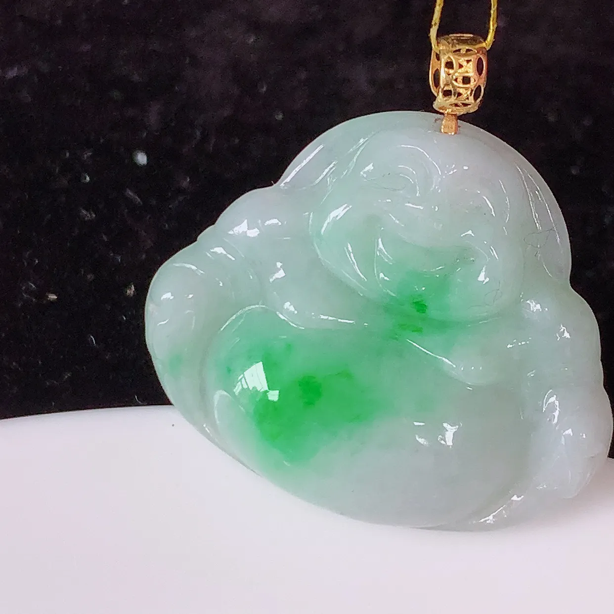 18K金镶嵌冰润飘绿翡翠佛公吊坠，玉质细腻，时‮大尚‬方，款式经典，佩戴优雅高贵上档次！#35.5