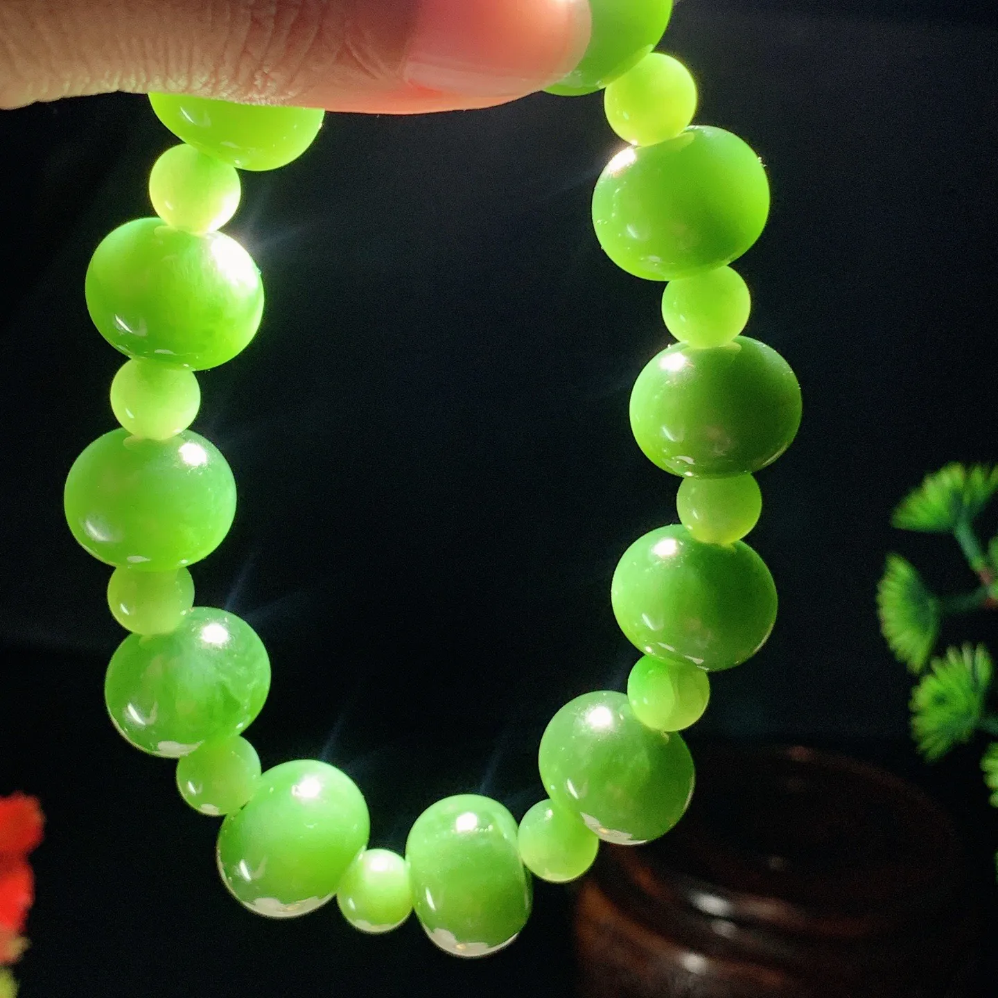 和田玉菠菜绿俄罗斯碧玉算盘珠手串。单颗尺寸13/16重74克。玉质细腻油润。手推出油。佩戴高端典雅。lt251107