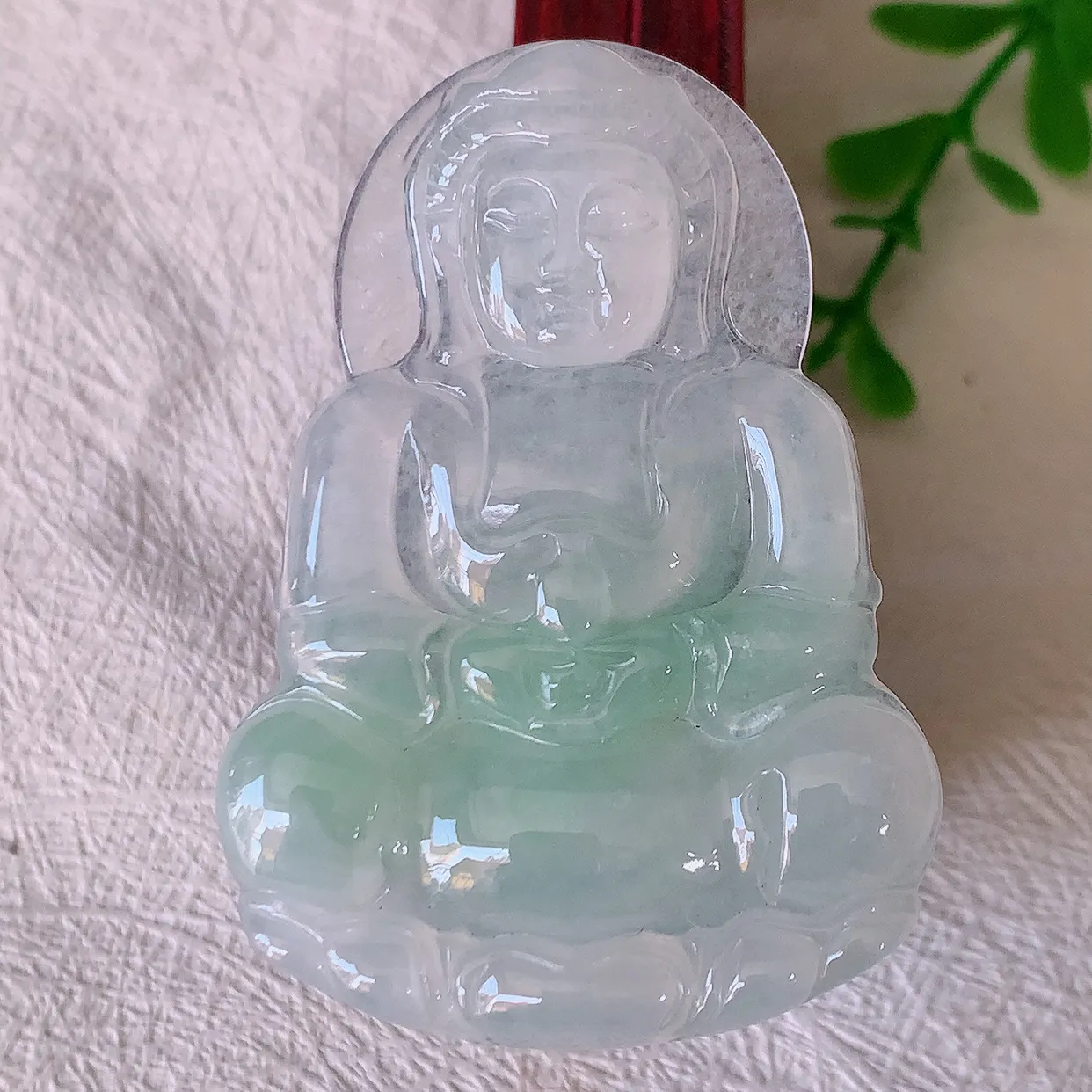 自然光实拍，冰种飘绿翡翠正装观音菩萨吊坠，赐福翡翠观音，冰透， 起强玻璃光泽， 观音面相慈祥，雕琢细