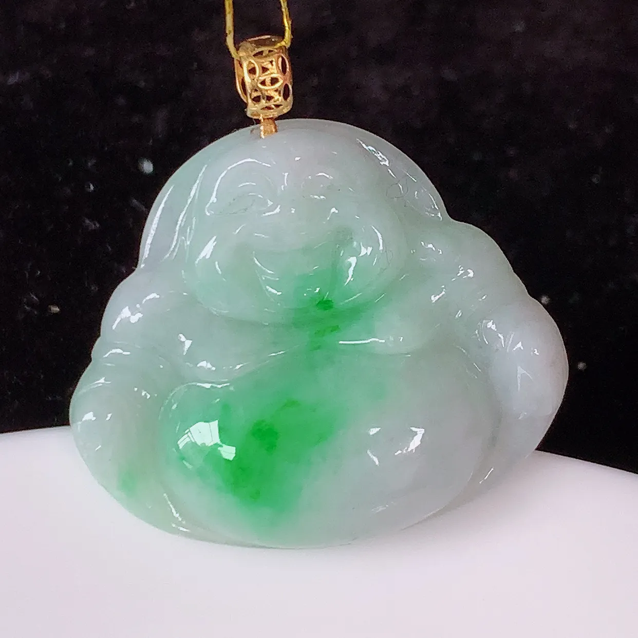 18K金镶嵌冰润飘绿翡翠佛公吊坠，玉质细腻，时‮大尚‬方，款式经典，佩戴优雅高贵上档次！#35.5