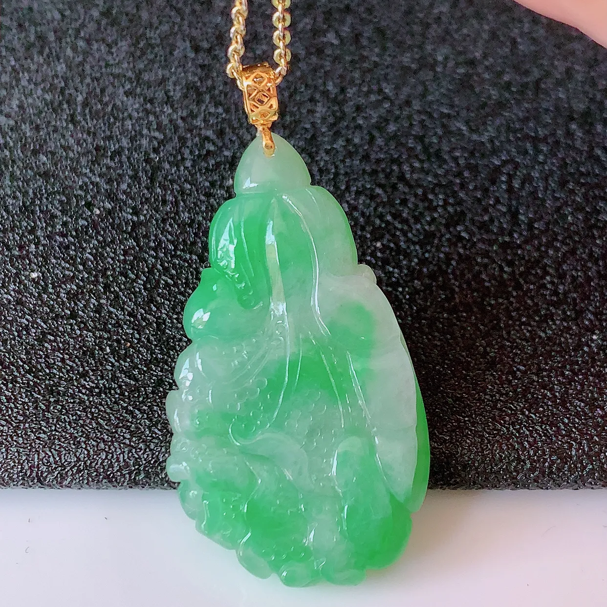 18K金镶嵌飘阳绿翡翠招百财白菜吊坠，百财聚来，财源滚滚，色泽鲜艳， 精工水润的白菜， 性价比高！#1.31