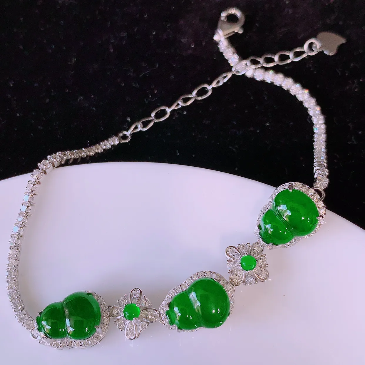 冰透满绿翡翠925银镶嵌葫芦手链，自然光实拍，翠色灵动，颜色漂亮，种老水足，品相佳，佩戴佳品！#97.31葫芦整体11.5*9*6.2  裸石9.5/7mm