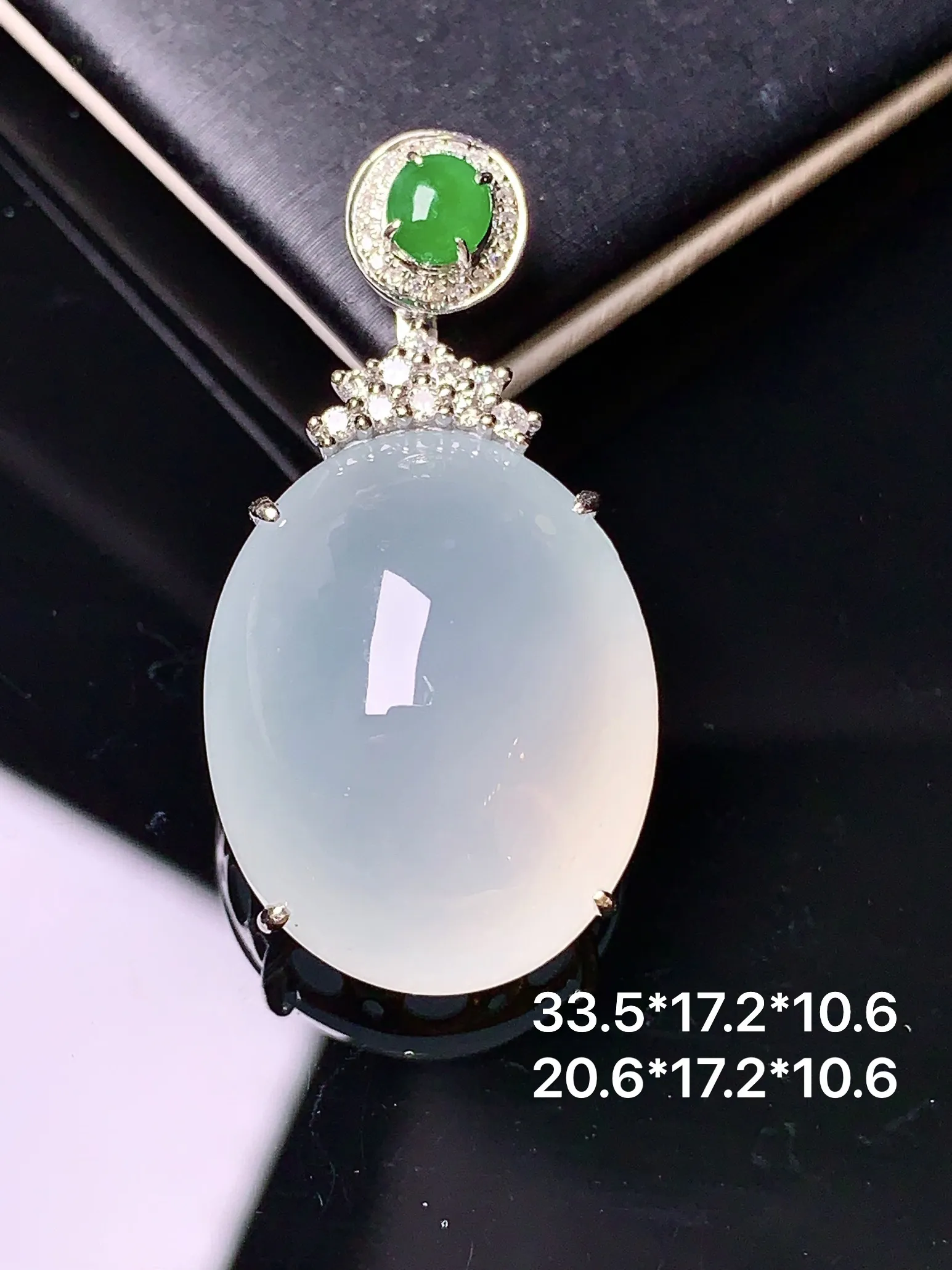 18k金钻镶嵌冰种蛋面吊坠 玉质细腻 色泽艳丽 整体尺寸33.5*17.2*10.6