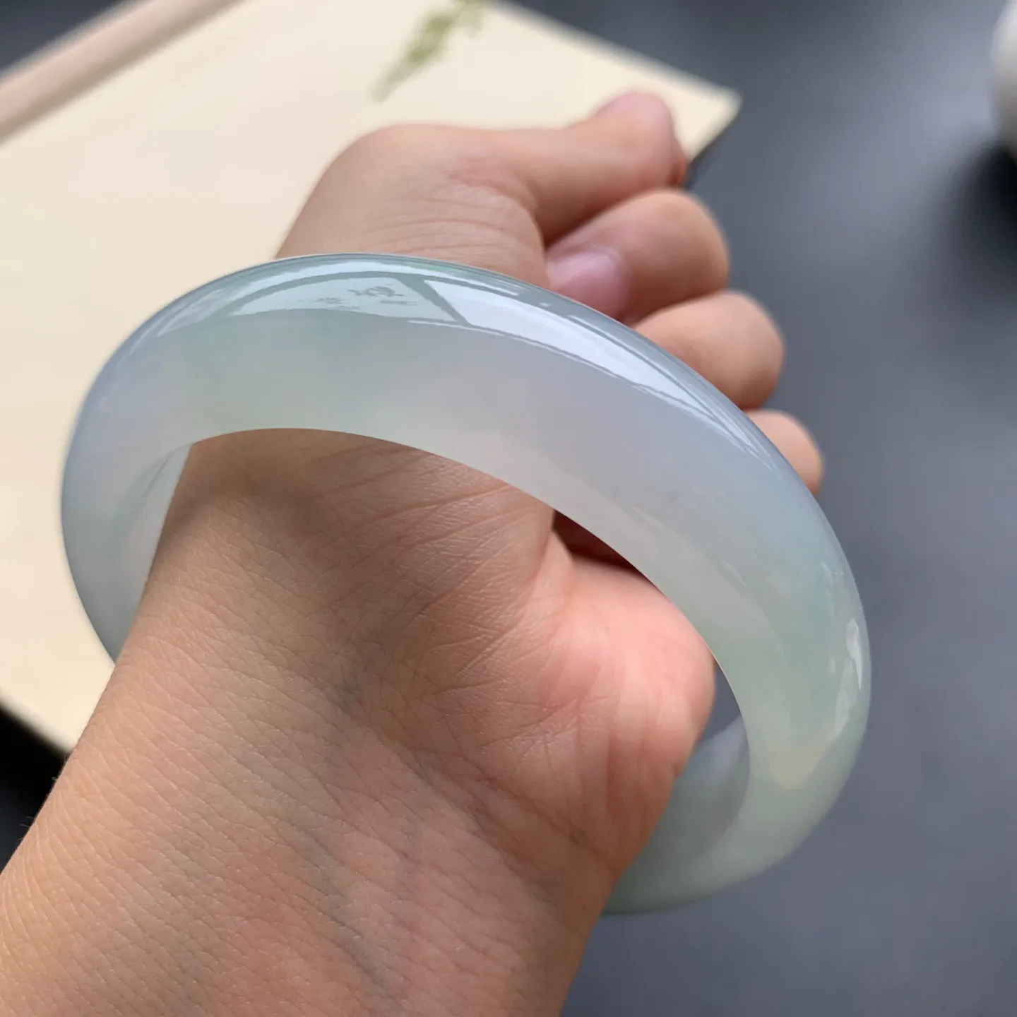 54圈口啤酒绿正圈手镯 尺寸：54-12.6-8.5，无纹裂，水润透亮，胶感十足