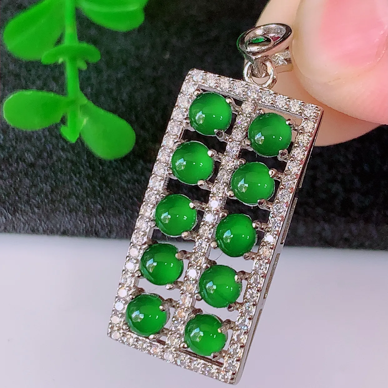 冰透满绿翡翠925银镶嵌算盘吊坠，自然光实拍，翠色灵动，颜色漂亮，种老水足，品相佳，佩戴佳品！#97.31整体34.5*13.5*5.6 裸石 3.2*3.2mm