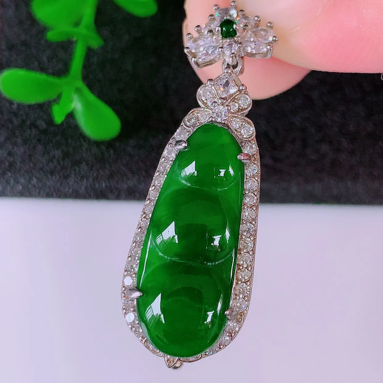 冰透满绿翡翠925银镶嵌四季豆吊坠，自然光实拍，翠色灵动，颜色漂亮，种老水足，品相佳，佩戴佳品！#9