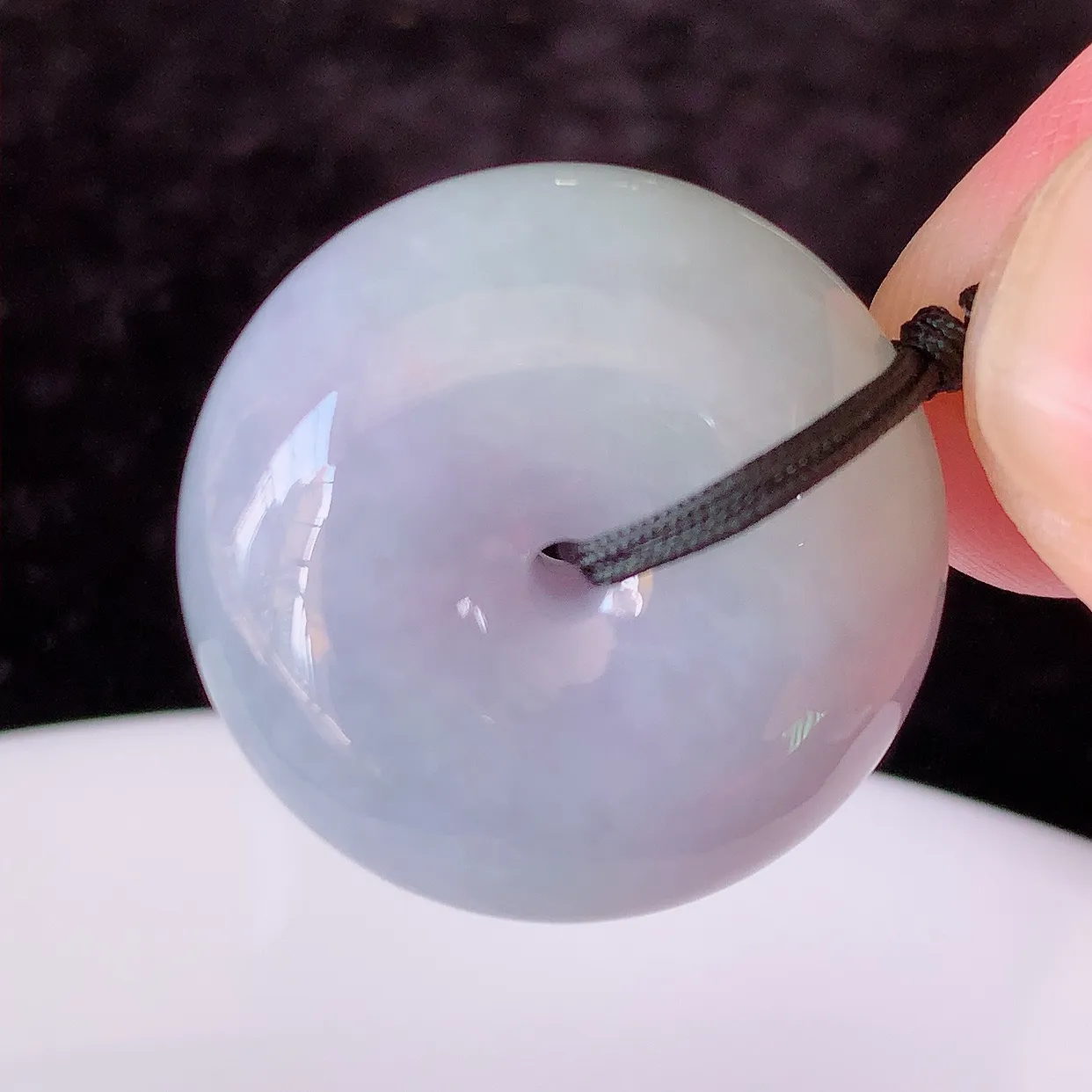 自然光实拍，冰润紫罗兰翡翠平安扣吊坠，形体饱满圆润，平安扣肥嘟嘟的， 平平安安，种水很好，莹润通透，