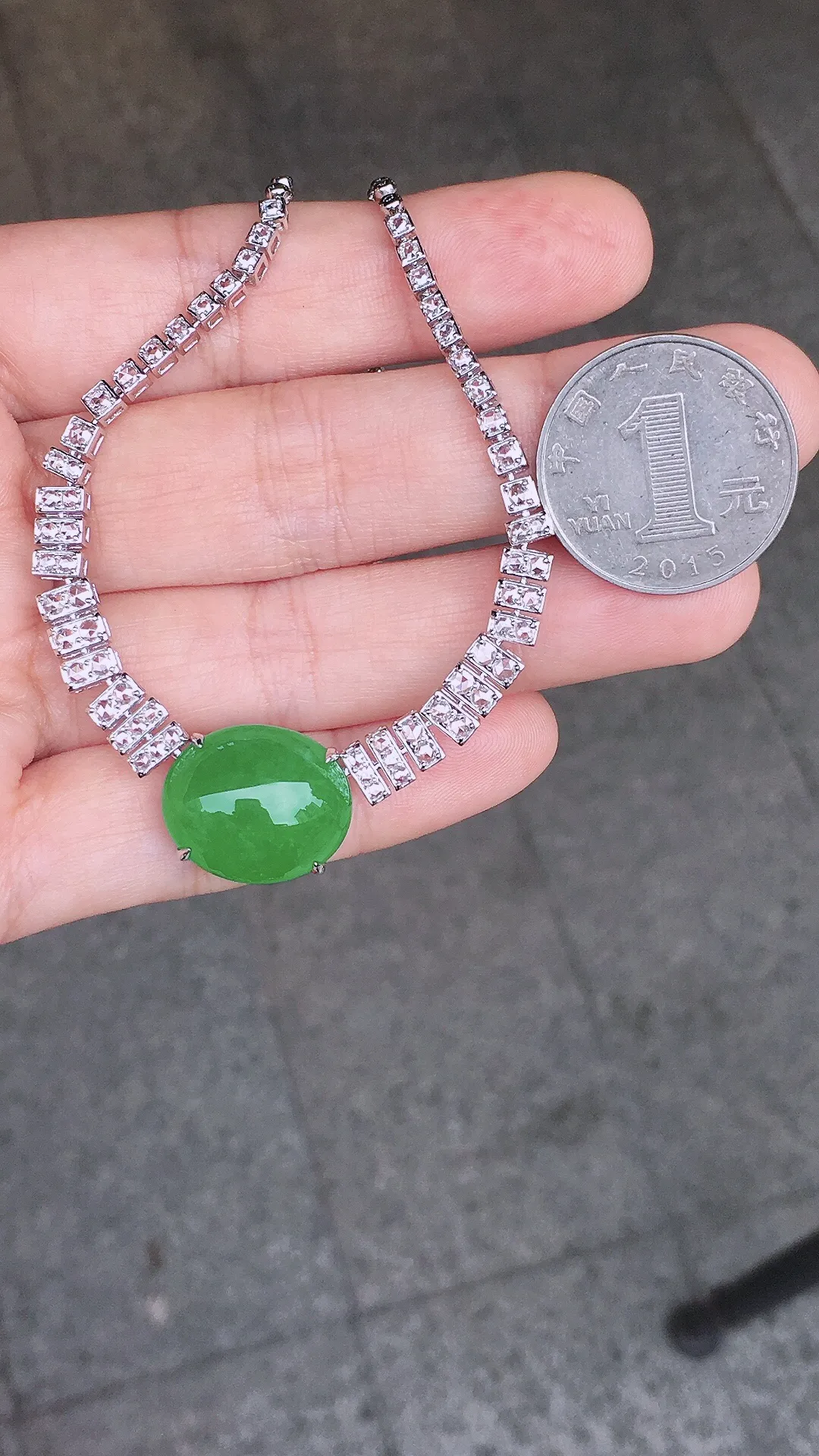 阳绿蛋面锁骨链，色泽均匀艳丽，玉质细腻，荧光感超
强，饱满圆润，尽显优雅气质，18k
金豪华镶嵌