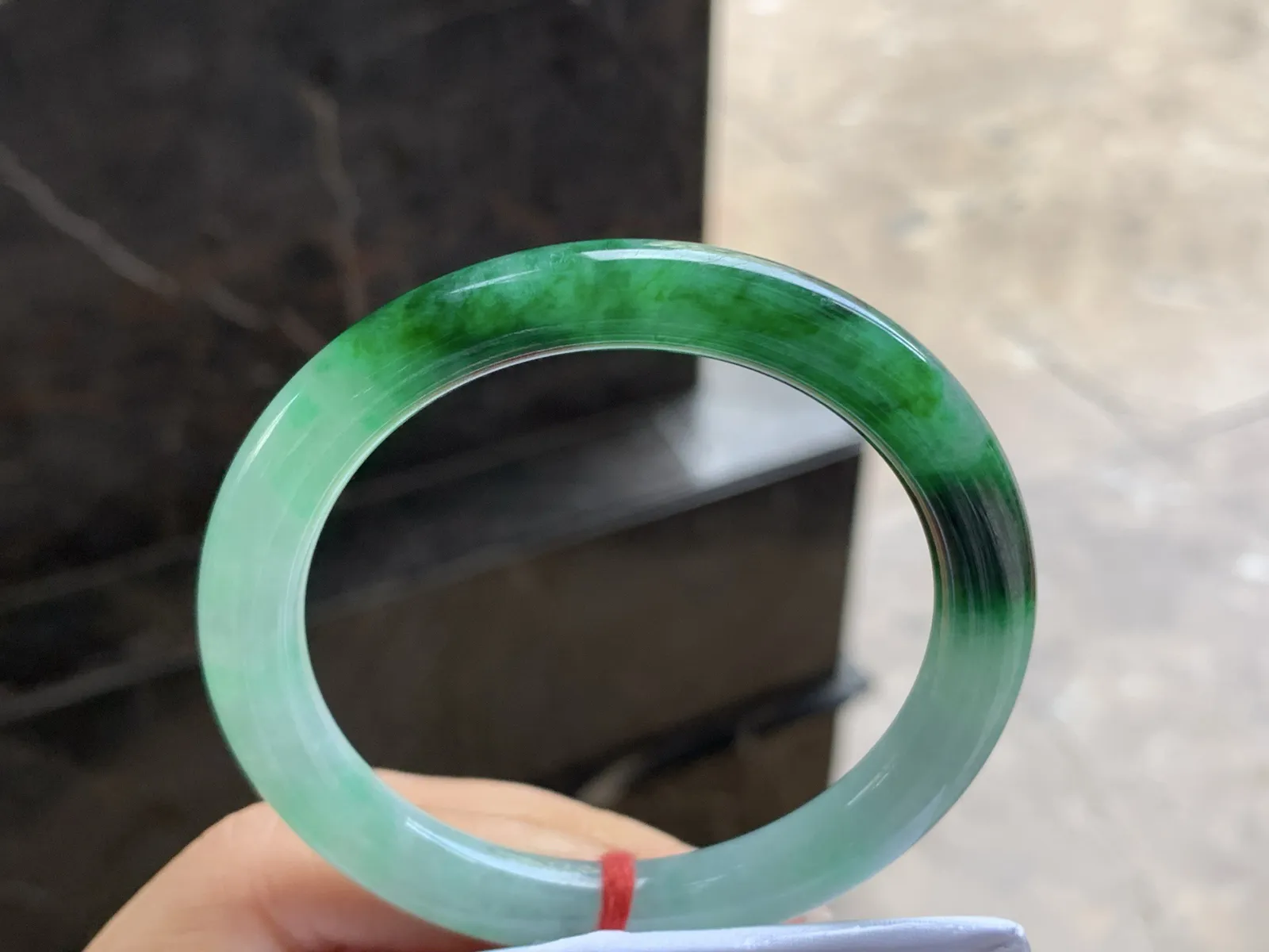 54-9.4

辣绿色圆条手镯^_^颜色浓郁 鲜艳