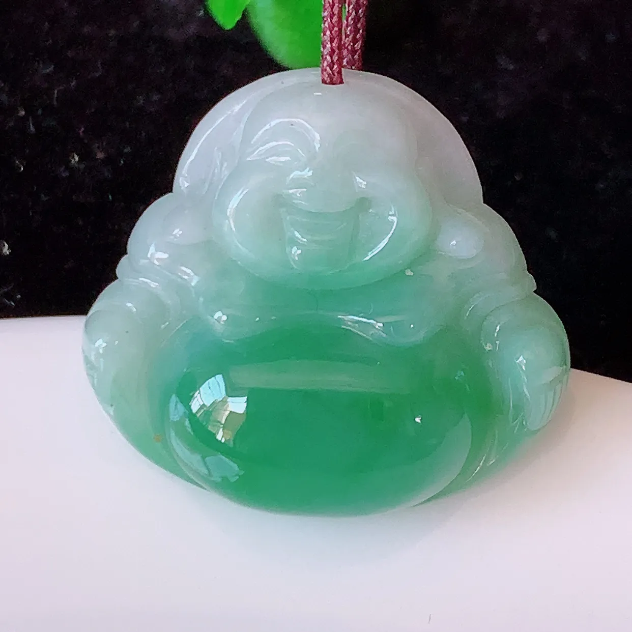 自然光实拍，冰润飘绿佛公吊坠，翡翠开心笑佛，种老水足，颜色漂亮，立体饱满圆润， 佩戴效果赞#57.31