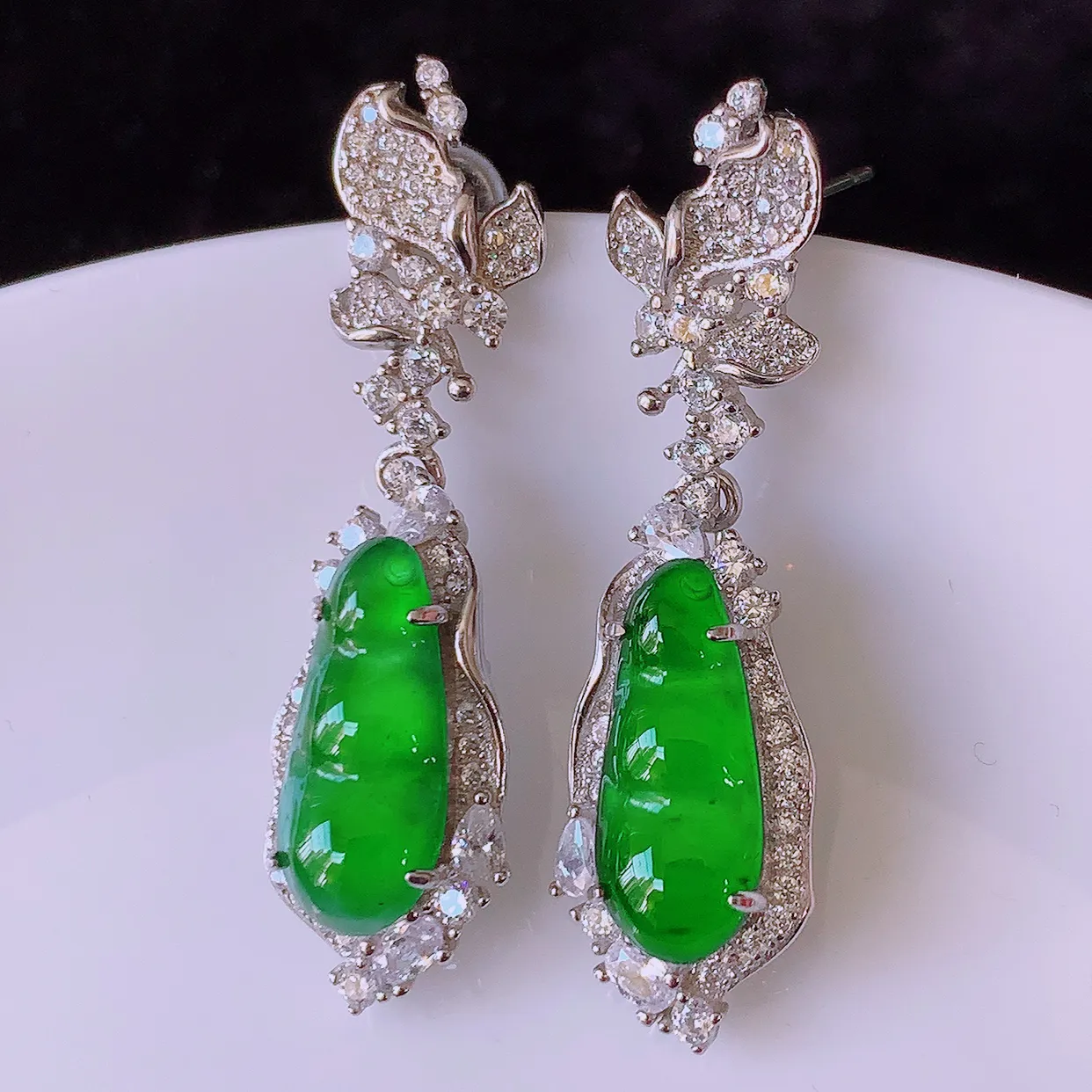 冰透满绿翡翠925银镶嵌福豆耳坠，自然光实拍，翠色灵动，颜色漂亮，种老水足，品相佳，佩戴佳品！#97