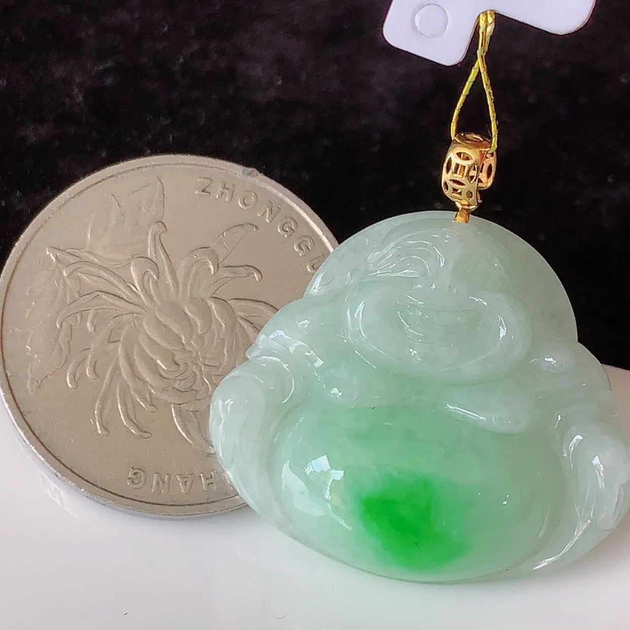 18k金镶嵌飘绿翡翠佛公吊坠，沁人心脾，精致典雅的设计，为佩戴者，增添色彩，送礼自留都是佳品选择！#35.31整体29裸石27.5*23.5*6.2 mm