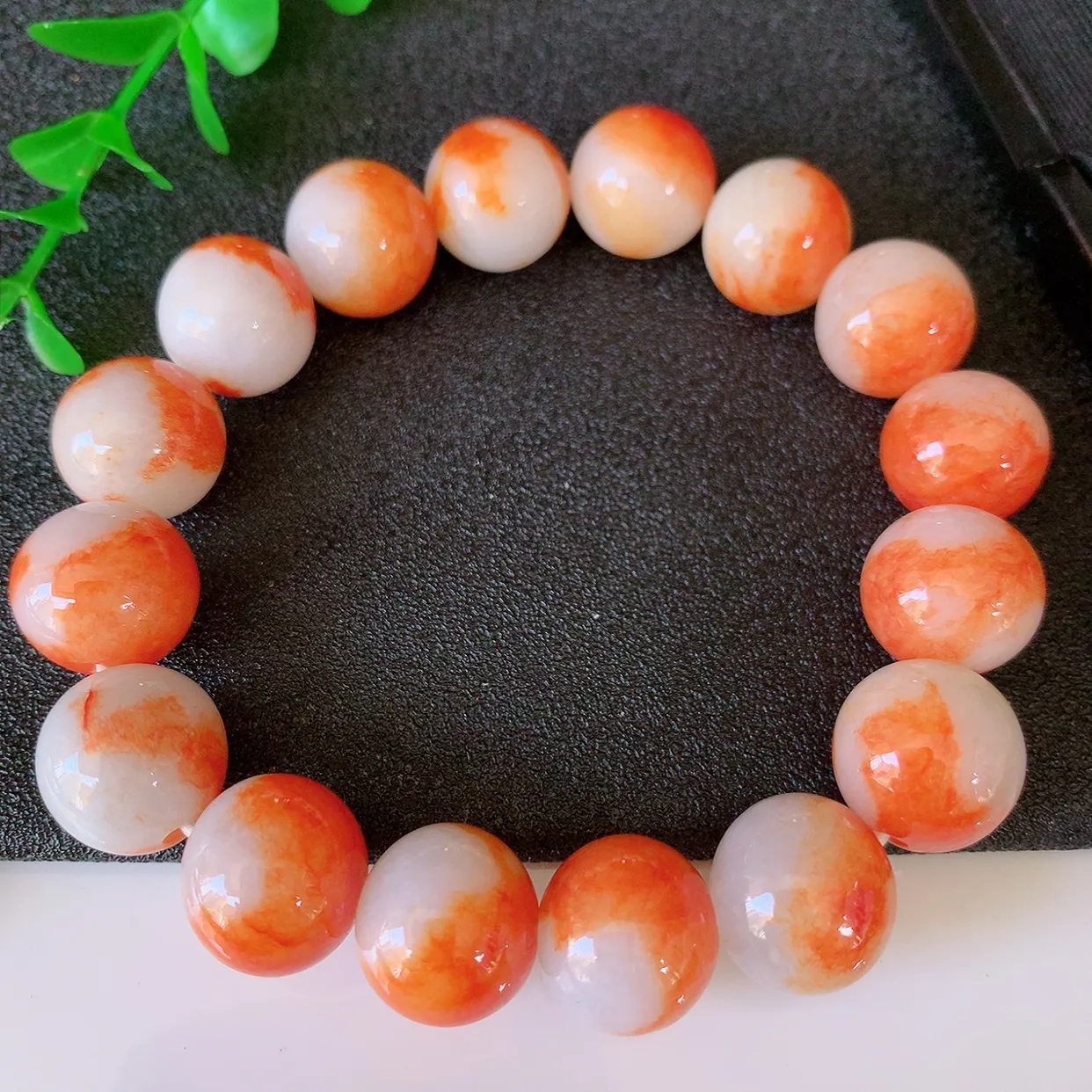 自然光实拍，冰润黄翡双彩翡翠手串手链，种老水足，冰清玉润   颜色漂亮  #46.31取一尺寸12.8mm