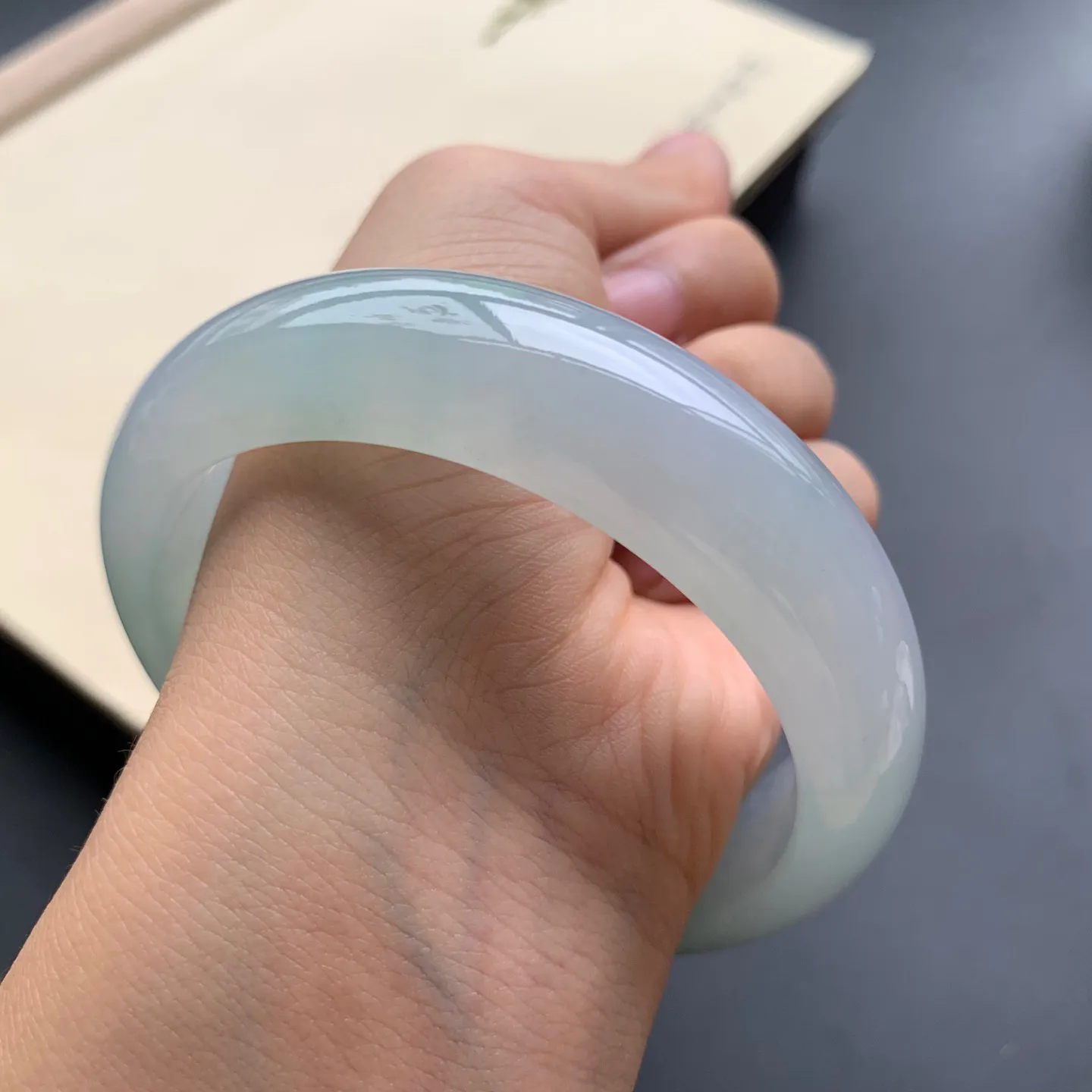 54圈口啤酒绿正圈手镯 尺寸：54-12.6-8.5，无纹裂，水润透亮，胶感十足