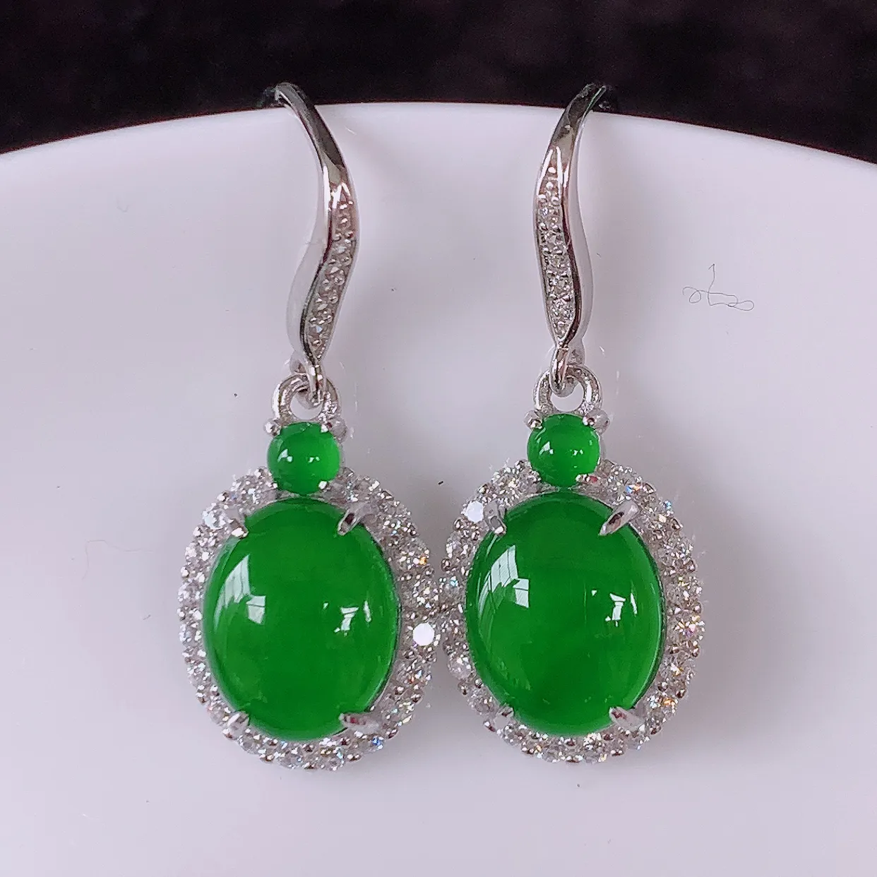 冰透满绿翡翠925银镶嵌耳坠，自然光实拍，翠色灵动，颜色漂亮，种老水足，品相佳，佩戴佳品！#97.5