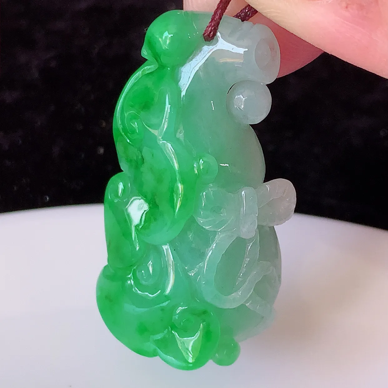 自然光实拍，冰润飘绿翡翠葫芦吊坠，葫芦寓意福禄双全，财源滚滚，饱满， 清新脱俗， 佩戴效果优雅迷人！