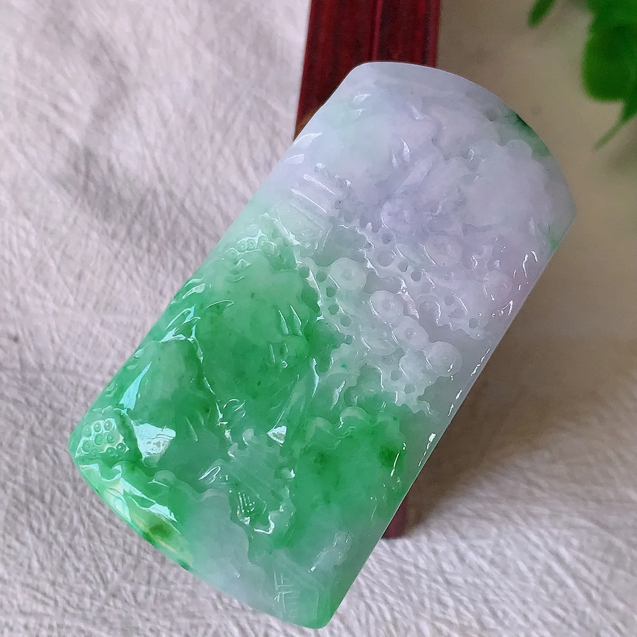 自然光实拍，冰润春带彩翡翠山水牌吊坠，翡翠山水，立体生动形象， 山水素材布局合理， 意境感佳， 佩戴上身效果更高贵 #57.31