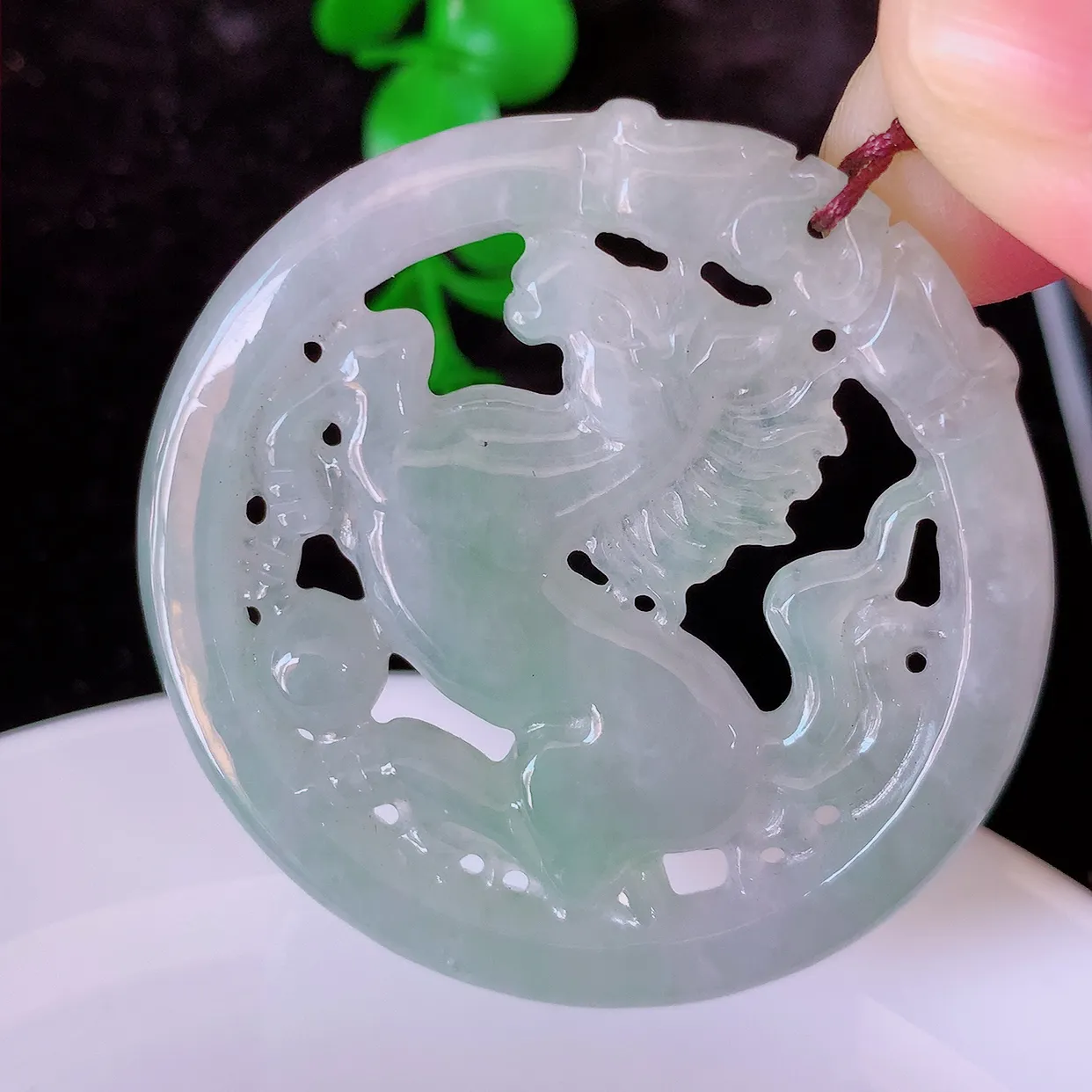 自然光实拍，特色镂空雕冰飘花翡翠生肖马吊坠，种老水足，雕工精湛 ，寓意美好， 佩戴时尚出众！#57.31