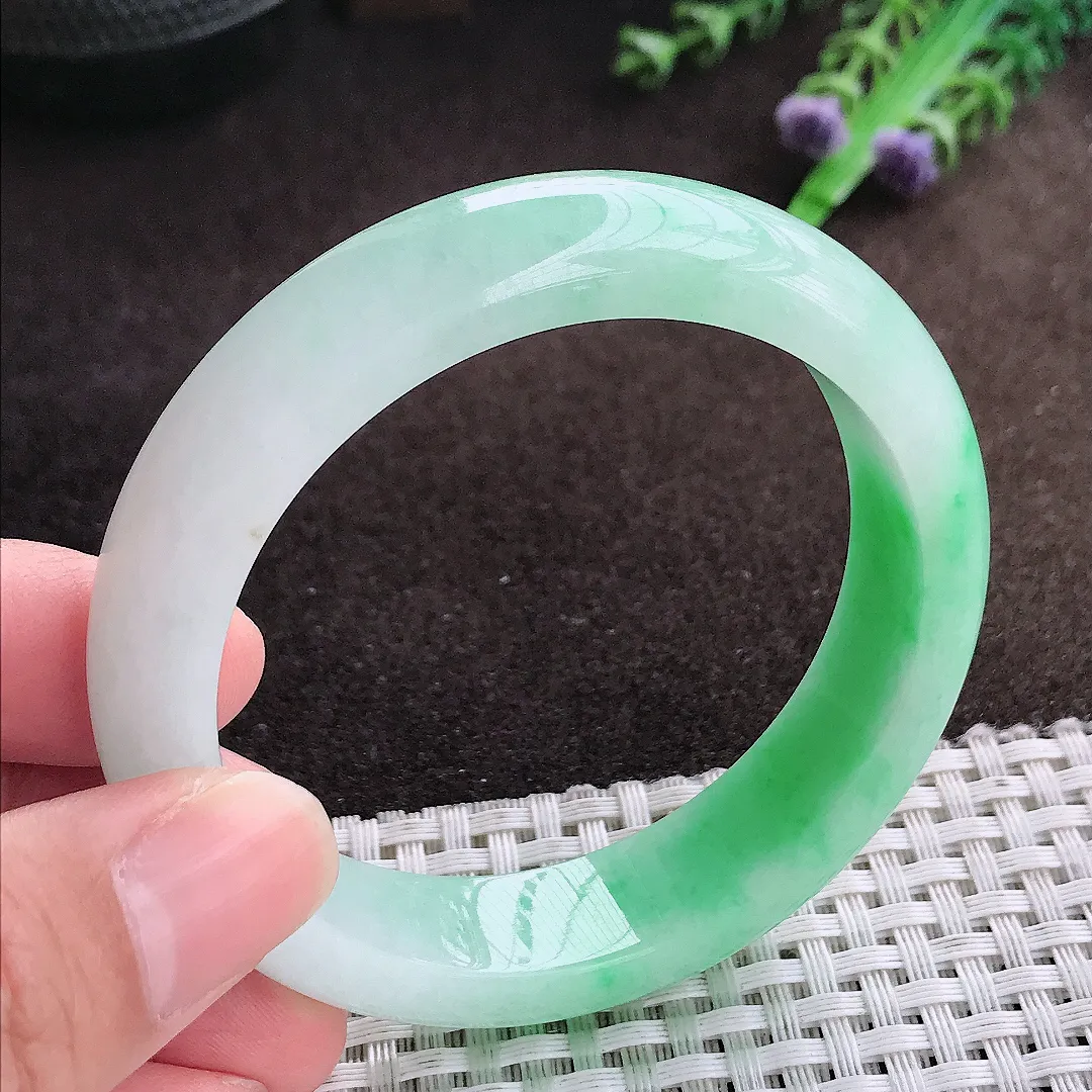自然光54.5/14/8.2老坑精美温润飘绿手镯宽边翡翠玉镯美人镯