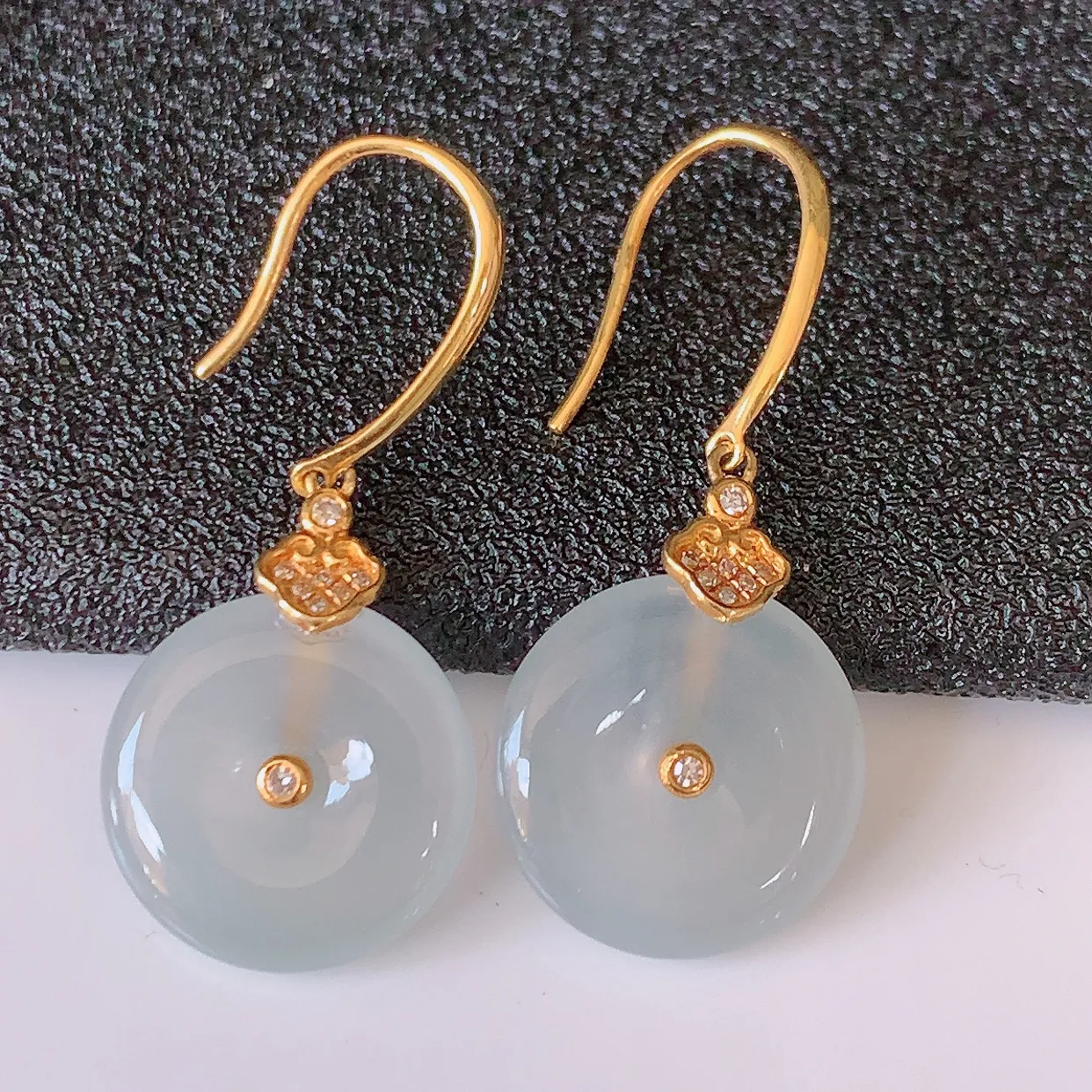 18k金镶嵌冰种翡翠平安扣耳坠，沁人心脾，耳坠佩戴效果大气出众，尽显气质。种水好，胶感足，颜相当漂亮