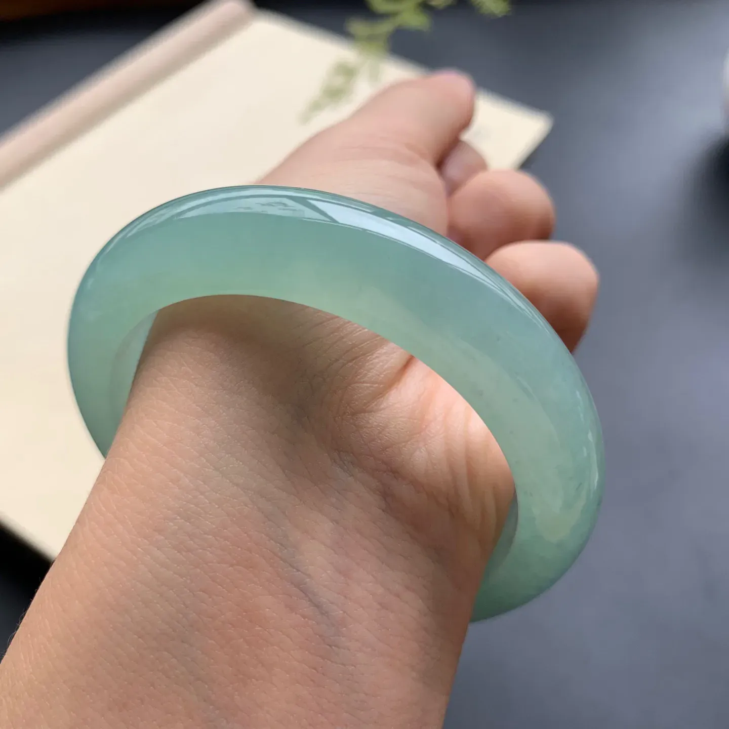 54圈口啤酒绿正圈手镯 尺寸：54-12.6-8.5，无纹裂，水润透亮，胶感十足