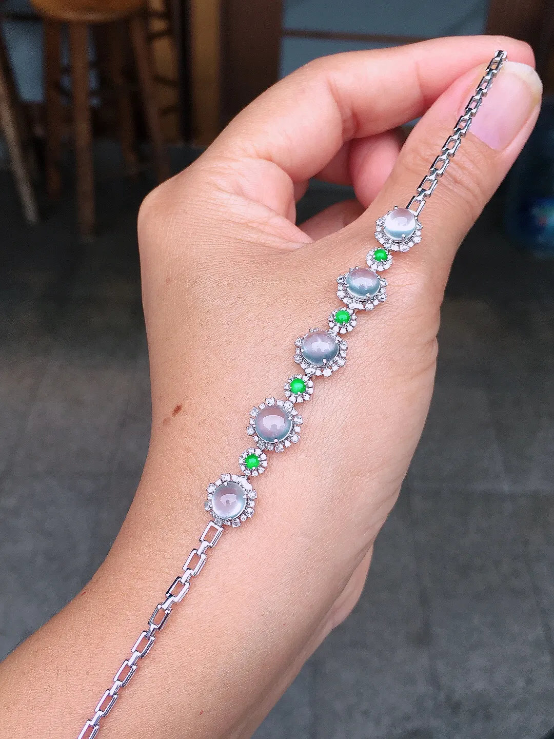 玻璃种蛋面手链，玉质细腻，荧光感超
强，饱满圆润，尽显优雅气质，18k
金豪华镶嵌