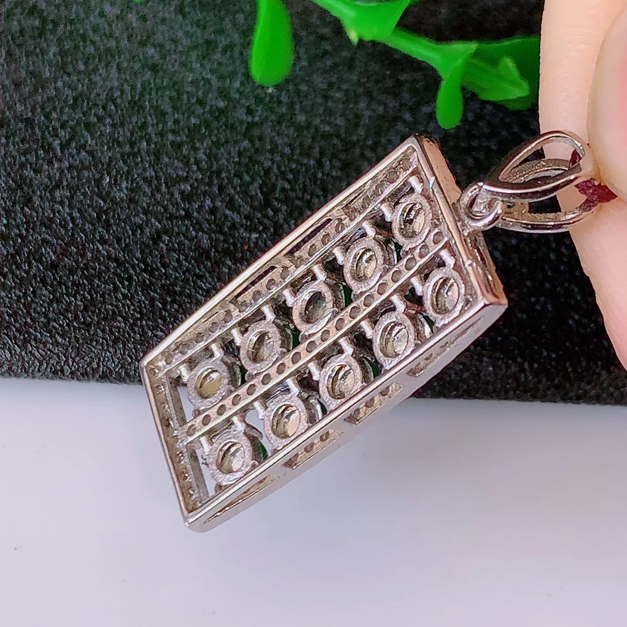 冰透满绿翡翠925银镶嵌算盘吊坠，自然光实拍，翠色灵动，颜色漂亮，种老水足，品相佳，佩戴佳品！#97.31整体34.5*13.5*5.6 裸石 3.2*3.2mm