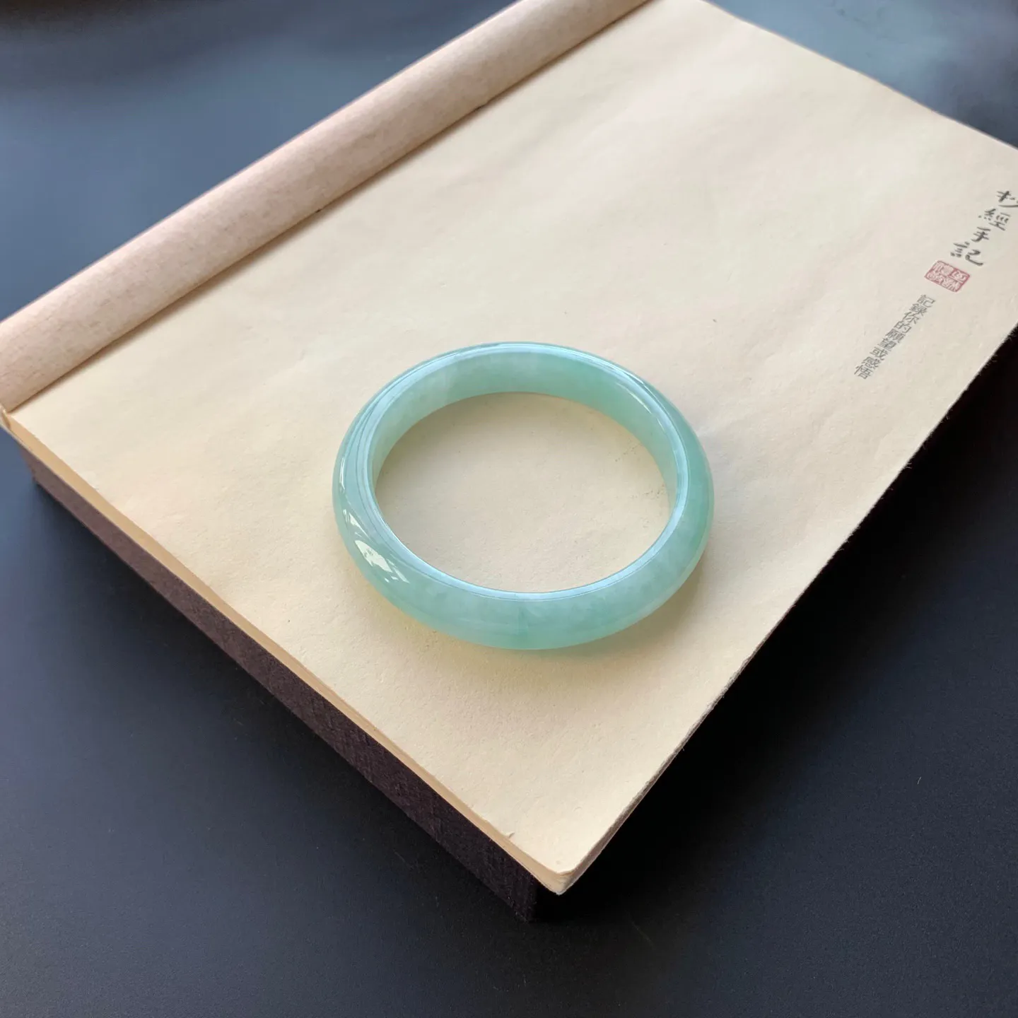 62.8圈口豆绿色正圈手镯 尺寸：62.8-12-8.5，无纹裂，色泽亮丽，清爽干净