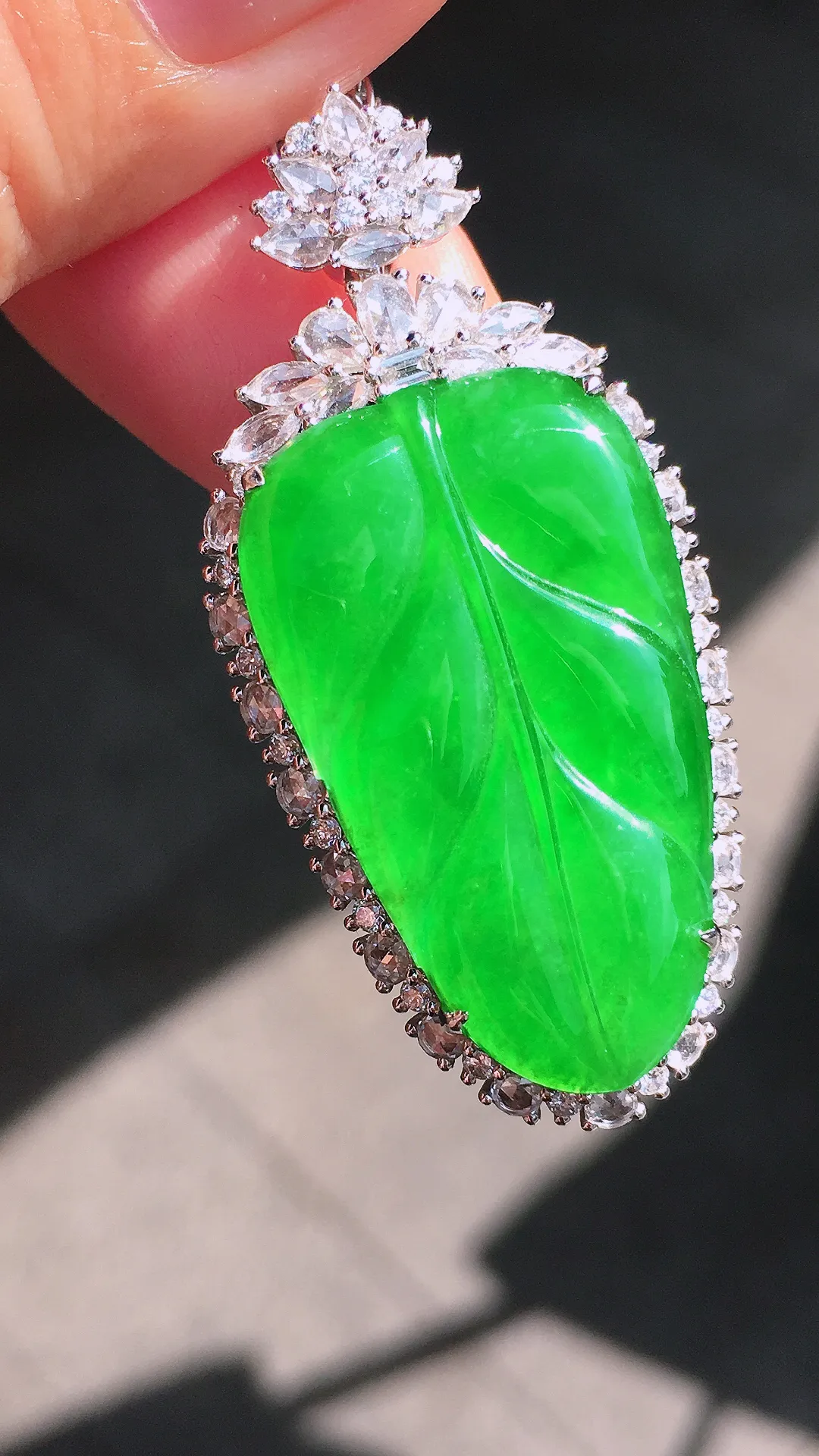 阳绿玉叶吊坠，色泽均匀艳丽，玉质细腻，荧光感超
强，饱满圆润，尽显优雅气质，18k
金豪华镶嵌